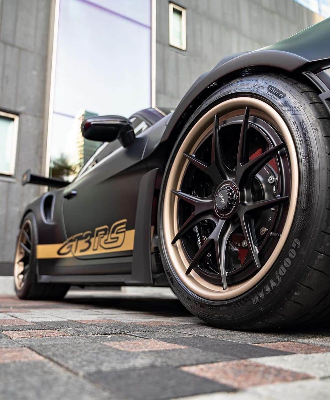 CARLiFESTYLEさんのインスタグラム写真 - (CARLiFESTYLEInstagram)「Porsche 992 GT3 RS on @velosdesignwerks wheels. 😍  Photo @abe_automotive #992gt3rs」8月31日 2時40分 - carlifestyle