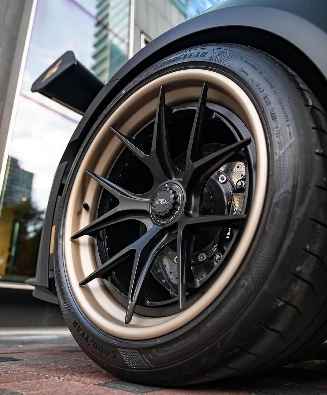 CARLiFESTYLEさんのインスタグラム写真 - (CARLiFESTYLEInstagram)「Porsche 992 GT3 RS on @velosdesignwerks wheels. 😍  Photo @abe_automotive #992gt3rs」8月31日 2時40分 - carlifestyle