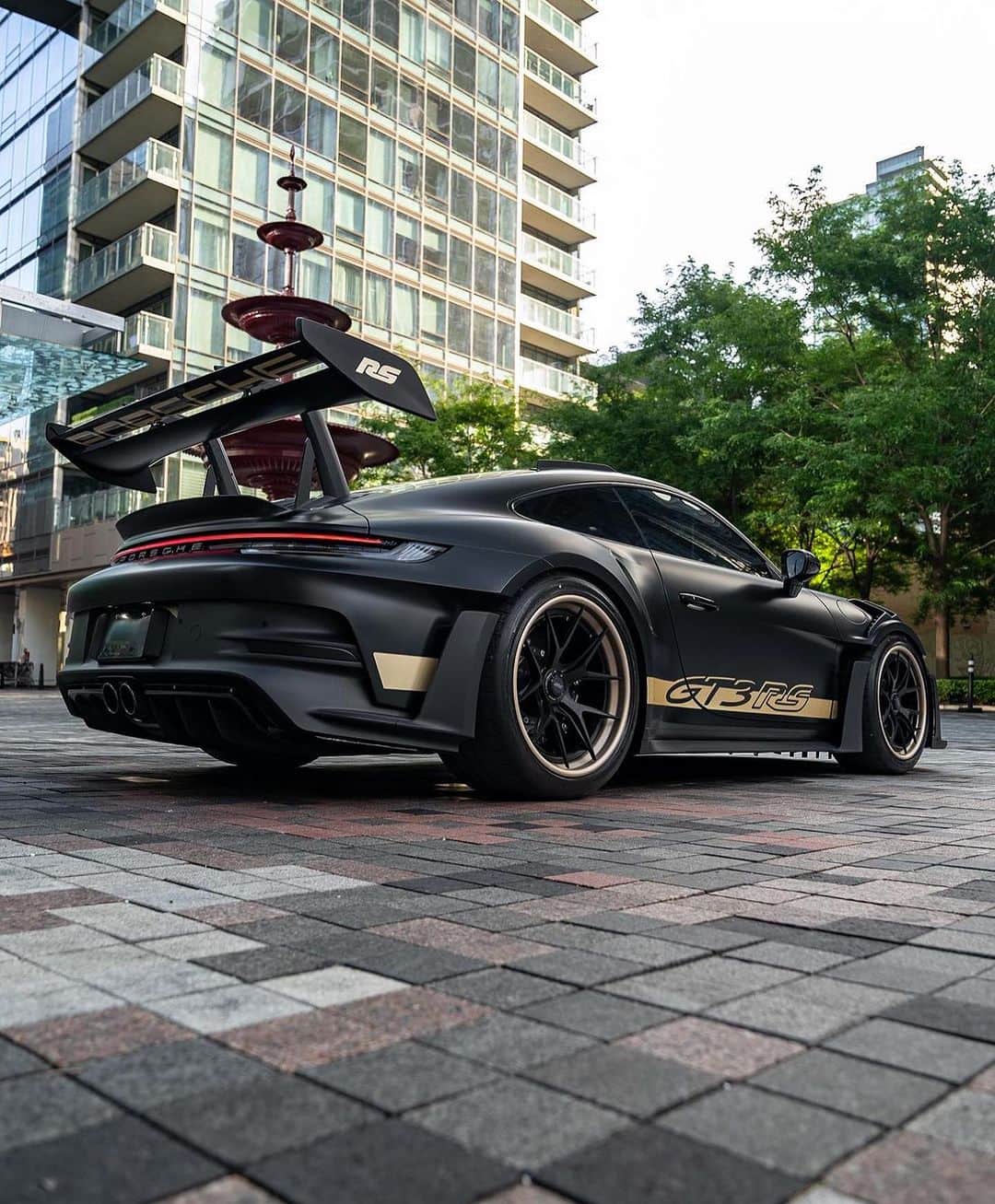CARLiFESTYLEのインスタグラム：「Porsche 992 GT3 RS on @velosdesignwerks wheels. 😍  Photo @abe_automotive #992gt3rs」