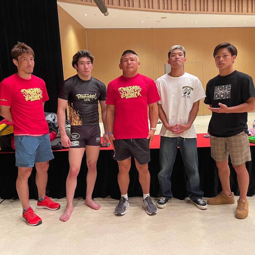 北岡悟さんのインスタグラム写真 - (北岡悟Instagram)「8/27(日)、PANCRASE NEOBLOOD!5からの、アマチュアPANCRASE東京ケージファイト08でした。 パンクラスイズム横浜からNEOBLOOD!5には木村裕斗が出場。 1R、29秒KO負けという、悔しい試合になりました。 その後の東京ケージファイト08、隅田一樹、佐藤照栄が出場、6月のSクラストーナメントで敗戦した二人、もう一丁のチャレンジでした。 佐藤君は一回戦判定負け、隅田君は一回戦首絞め勝ち、続く決勝は判定負けでした。 #パンクラスイズム横浜 #木村裕斗 #隅田一樹 #佐藤照栄 #PANCRASE #NEOBLOOD5 #アマチュアPANCRASE #東京ケージファイト08 ➖➖➖ 裕斗さんは昨年のNEOBLOODトーナメント、5月の一回戦を勝ち上がり、10月の決勝前の夏に怪我してしまい、約一年間実戦を遠退いてしまいました。 が、私が知る限り、彼は格闘技が好きで、取り組みを積み重ね、"力"は欠場前より明確に付けていたと思います。 だから、この最悪の結果で、悔しいです。 相手選手は若く確かに強かったです、それは否定する余地は無いし、そもそも強いことは戦前から分かっていました、裕斗さん本人と試合の約一週間前に「〇〇〇〇〇のチャンピオンより今度の相手の方が断然強いね」とハッキリ話してました。 とは言え、とは言えです。 負けるにしても、こうなるとは、という思いです。 これが格闘技、これも格闘技。 この悔しい結果を受け止めて、彼はまた強くなりたいはずだし、彼が強くなれるよい導きが出来るように私自身も強くなりたいです。 ➖➖➖ 佐藤君は6月とは種類の違う負け方をして、格闘技の難しさを感じていると思います。 未だ未だ未だ、佐藤君の"勉強"は始まったばかりで、この経験を糧にして次に活かして欲しいです。 佐藤君に関しては、私が振り返って思うことが一つあるので、それはジムにて彼だけに直接、伝えます。 ➖➖➖ 隅田君は強くなっては来ています、この一年間で。 決勝の対戦相手の一回戦の勝ち上がりを見て、私は戦前、隅田君は極められて負けるんじゃないか?と思っていましたが、実際のところ本当に勝てそうな試合でした、だいぶ惜しかったです。 前回6月と似た部分がある負け方で、それは残念ではありますが、人はそう簡単に変わらないものでもあります。 隅田君に関しては、もっと残念なことがありますが、取り敢えずは未だ見守ろうかと思っています、状況が少し変わりますので、見守り続けるか否かは私が決めます。 とても大事な"(格闘技選手として)強くなって来ていること"は認めていますので、宜しくお願いします。 追記:私にとっては残念な人でした👋🏽 ➖➖➖ これは三人に対してだけでなく、格闘技において、私に少なからず従ってくれている人達に伝えるべく、乱暴にここに書いてしまいますが、 『格闘技で成りたいモノに成ること』は難しいことです。 甘くなく、厳しく、なかなか如何して叶い難いことです。 「叶ってる人もいるじゃないか？」と思うかもしれませんが、それは違います。 人は平等ではありません。 "素"からの差があります、人間には。 自分を思い知る旅です格闘技は(by skyticket)。 その上で立ち向かいましょう。 格闘技に、対戦相手に、自分自身に！！！(プロ選手はお客様にも) ➖➖➖ PS:隅田君のセコンドDJさん、佐藤君のセコンド玲音夢君、大変ありがとうございました、お疲れ様でした！！」8月31日 2時41分 - lotuskitaoka