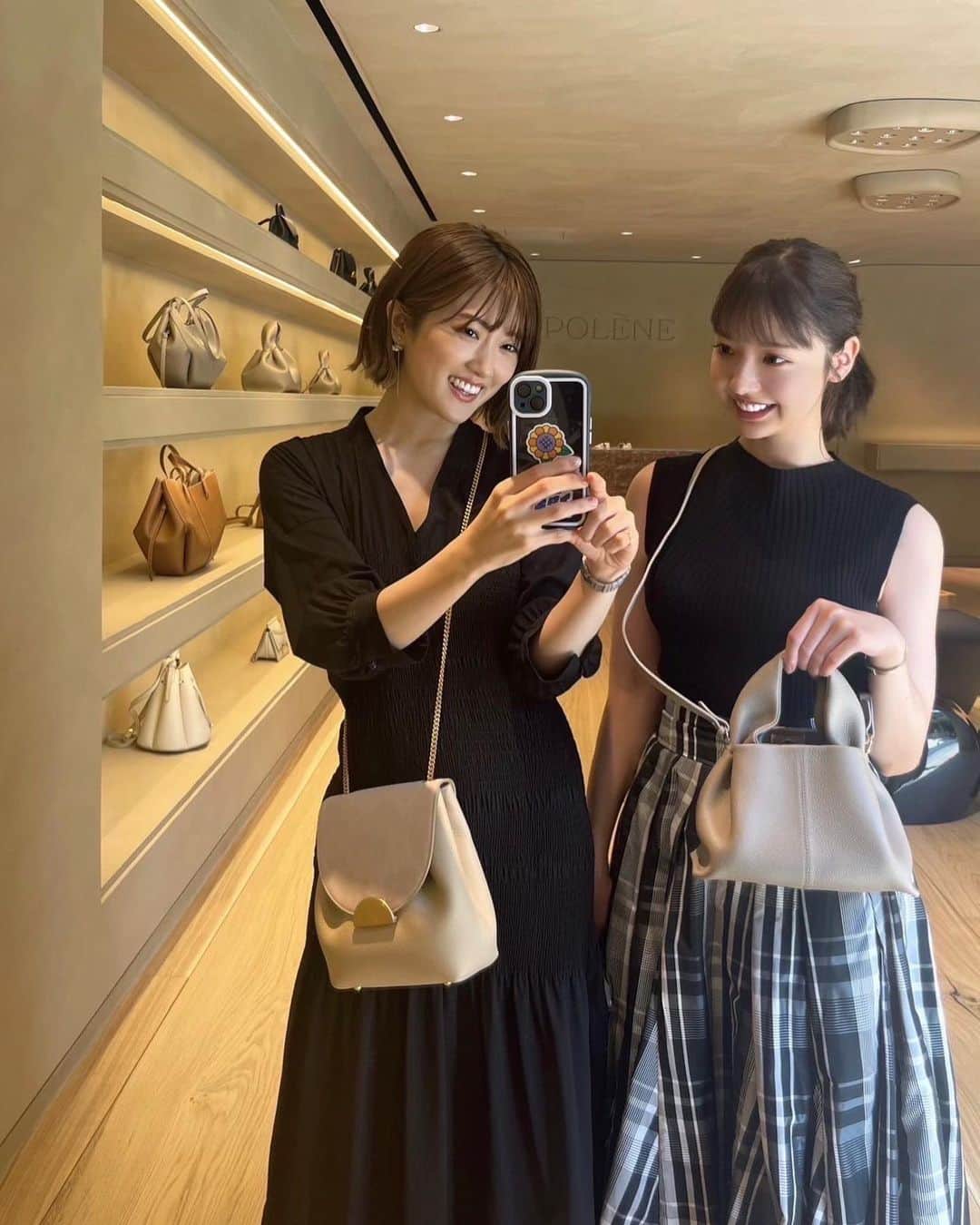 和田まあやのインスタグラム：「👜 @polene_paris  ９月１日表参道にてOPEN✨ ということで一足お先にお邪魔してきましたっ😊😊😊 上品で素敵な空間でした💍 2人で「この色似合う？」「どっちがいいかな？」ってルンルンしながらショッピング楽しみましたっ☺︎ ありがとうございます🤭 またお揃いが増えたねっ❣️」