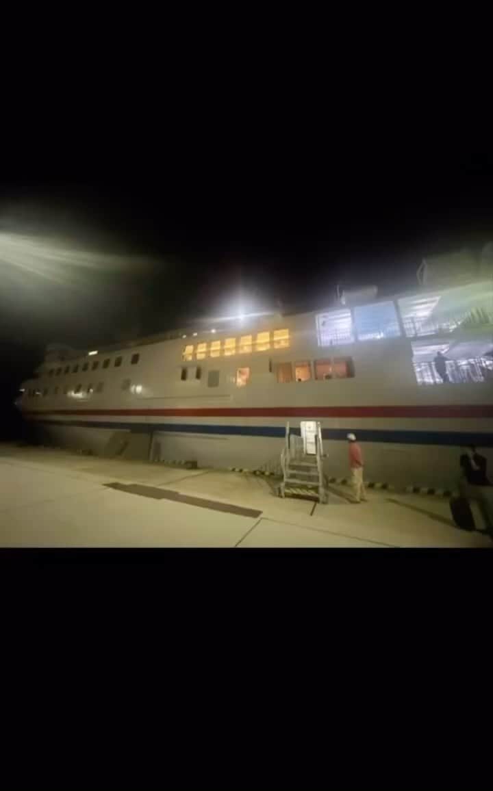 のインスタグラム：「ドスコイファミリーin宇久島！  夏休み旅行！  楽しかったなぁ。  今年出会ったとは思えないくらい仲良くなったさおりん(吉田沙保里)よっくん(大久保嘉人)！  マジでサイコーの仲間と出会えてよかった。  これからもドスコイ三人組でいろんな事やっていこう！  ps.釣ったカサゴ食べてないなぁ。笑 あっ！シャーマギっちゃった！  #吉田沙保里 #大久保嘉人 #豊ノ島 #ドスコイ三人組 #宇久島」