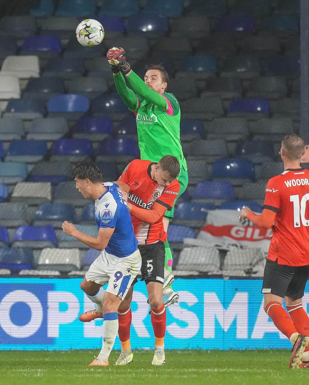 ティム・クルルのインスタグラム：「Buzzing to have made my debut last night and thank you for the welcome this week.  Good win and into the hat for the next round. @lutontown #caraboacup」