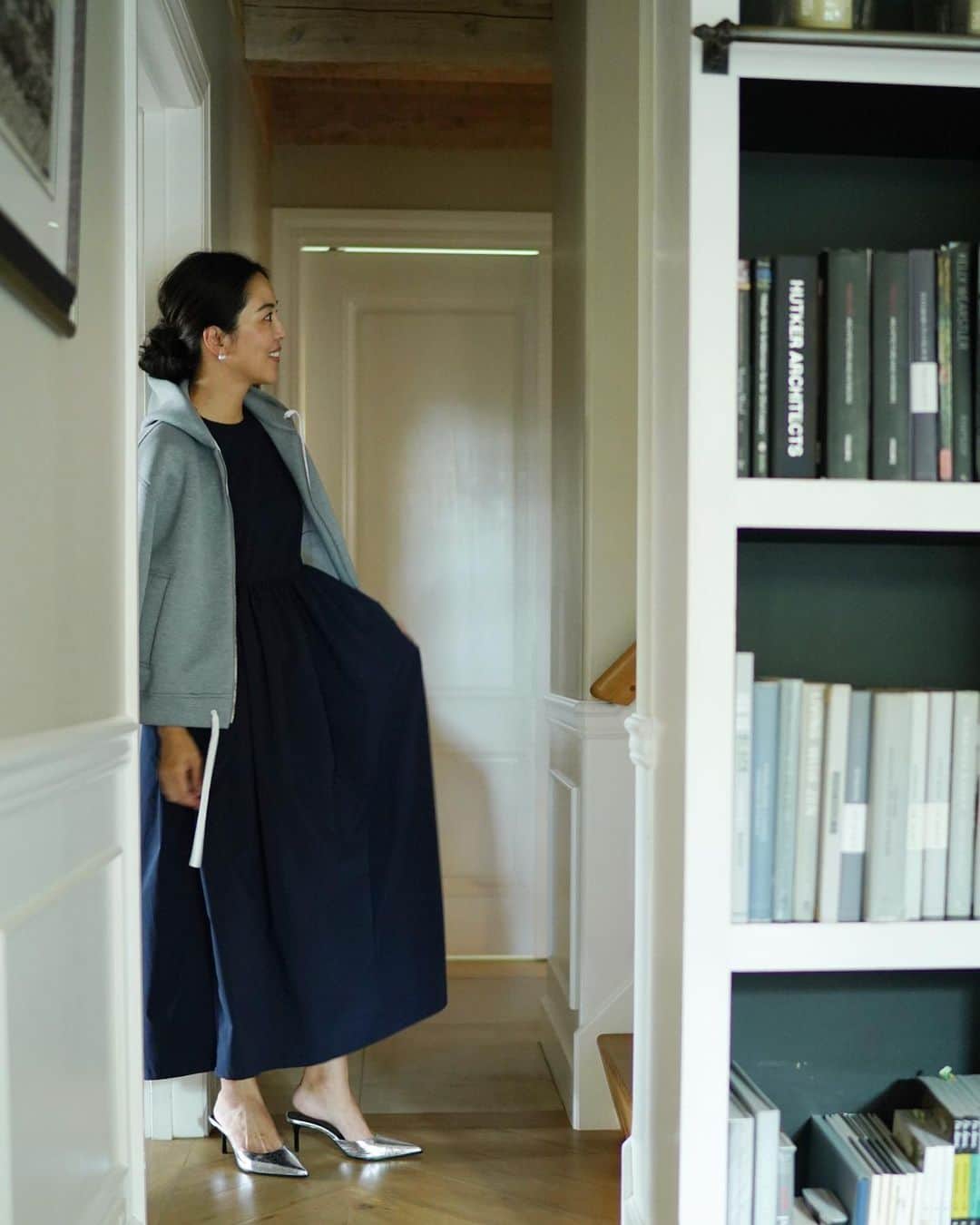 鈴木六夏のインスタグラム：「New EVERYDAY DRESS 紺！  白、ベージュ、黒、紺  今シーズンもカラーは変わりませんが 新素材になったことで、紺はいままでより少し明るい。華やかな紺になっています😊  見た目ほぼ変わりませんが より、機能的に、着心地柔らかく ほんの少し、少し張り感が出る様になりました！  Webサイトも公開されておりますので ぜひ、ご覧ください✨」