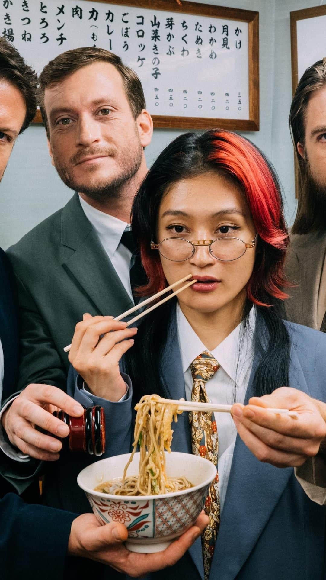 コムアイのインスタグラム：「It’s S O B A time! Have some bowls with KOM_I and BBF 🍜🍜🍜🍜  The ‚Soba‘ video is finally up on YouTube 🥁🥁🥁 (link in bio) Immense gratitude to KOM_I and director Timothée Lambrecq for having such great ideas for a loong day together in Tokyo full of madness and joy 💘 And to the whole team and producer Kana Fujimaki for doing your magic and making our stay so fun and enjoyable 🙏  Amongst others you’ll get gorgeous Tokyo sights, KOM_I as the S O B A fairy, tired business people and a Shibuya meltdown......  Director: Timothée Lambrecq @moussti Creative Director: Kom_I @kom_i_jp Producer: Kana Fujimaki @kanablack Stylist: Tatsuya Shimada @tatsuyashimada1984 Make-up: Tori @torivomit Make-up Assistant: Matsuko Driver: Koji Minoshima @tanchang  #soba #sobatabetai #kom_i #brandtbrauerfrick #multifaithprayerroom #tokyo #havesobawithus #sobatime #dancemusic」