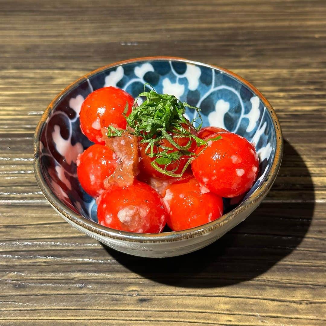 おっきゃがりのインスタグラム：「こんばんは！ おっきゃがりです😆  『プチトマトの梅肉塩麹漬け』 隠し味はハチミツ🤫🍯 塩麹と梅肉のおかげでトマトの甘さが引き立って、お箸が止まらない逸品です🍺  ご来店お待ちしております‼️  ーーーーー海鮮と寿司ーーーーー   季楽酒場おっきゃがり  　　　　　-営業時間-  　　平日17 :00〜25:00(Lo24:00)  土日祝17:00〜25:00(Lo24:00)  　　　　　-電話番号-  　　　　06-6454-3511  　　　　　　-住所- 　　大阪市福島区福島７丁目 　　　　　２-５ふくまる通り57    －－－－－－姉妹店－－－－－－ 　　うたげどころ　うぉっしゅ  　　　　　-住所- 　　北区曽根崎新地２丁目 　　　３-１３若杉大阪駅前ビル Ｂ1Ｆ  #オーゼットカンパニー #居酒屋 #寿司酒場 #日本酒 #魚 #海鮮 #アテ寿司 #寿司 #おっきゃがり #アルバイト募集 #ふくまる通りグルメ #魚しか勝たん #寿司しか勝たん #ぐるめすきな人と繋がりたい #酒すきな人と繋がりたい #さけすたぐらむ #大阪 #福島区 #福島区グルメ #うたげどころうぉっしゅ #好きな人がいること #うますぎ」