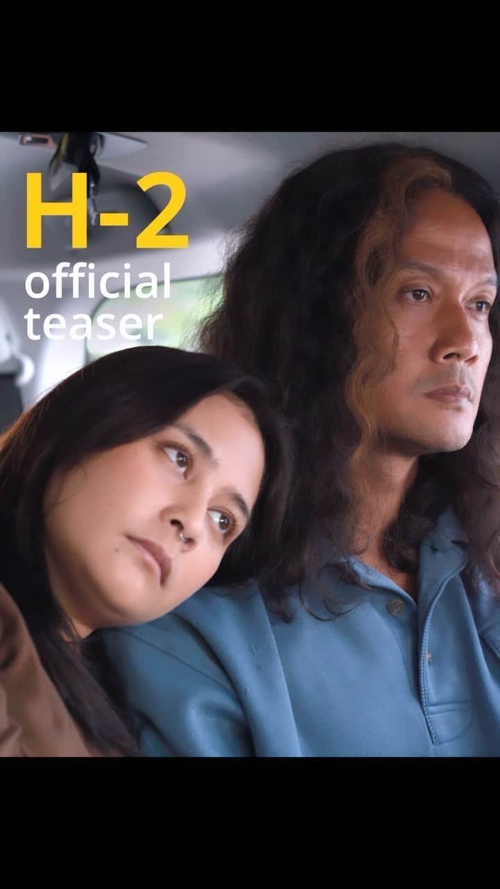 Prilly Latuconsinaのインスタグラム：「🔥 H-2 OFFICIAL TEASER 🔥 @filmbudipekerti  Apa yang bikin Tita (@prillylatuconsina96) dan Pak Didit (@dwisasono) sampai bengong begitu ya? 2 HARI LAGI kamu bisa tau lebih banyak cerita hidup mereka 💙💛  ———  Film Budi Pekerti segera tayang 2023 dan akan World Premiere di Toronto International Film Festival (@tiff_net) 🎬⁣⁣⁣ ⁣⁣⁣ #BudiPekerti⁣⁣⁣  #FilmBudiPekerti」