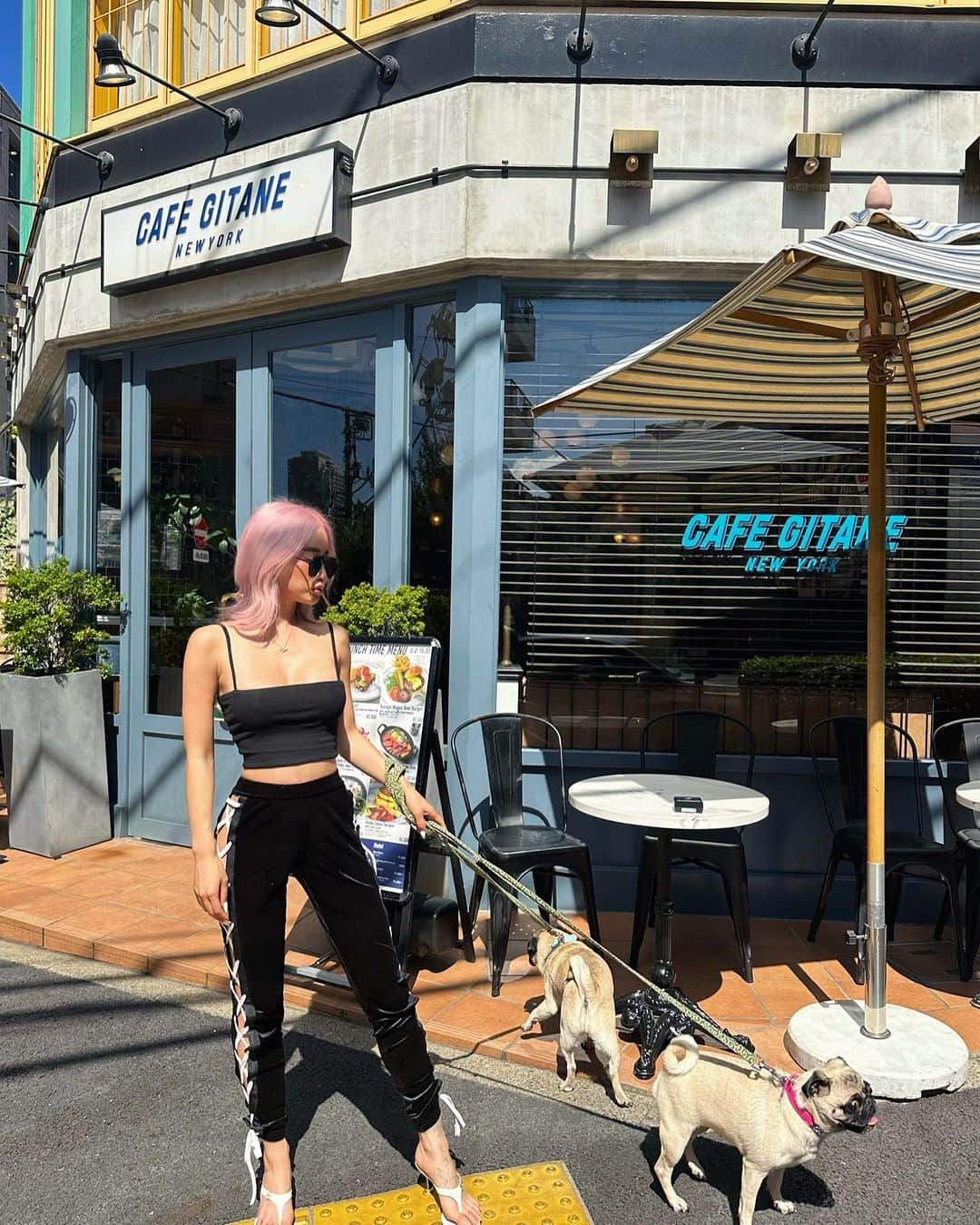 NANAMIのインスタグラム：「📍 @cafegitaneny   with @papico_glico_love 🐶  .  👖　@paparazzitokyo ⚡️  . 💇‍♀️💕　@ken11rollen」