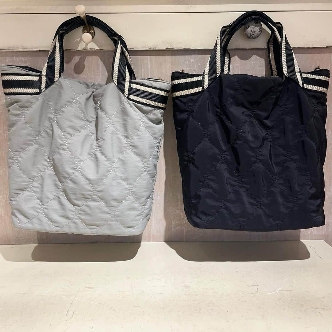 lazyswankamataさんのインスタグラム写真 - (lazyswankamataInstagram)「大人気のキルティングバッグが再入荷しました🍁😆  お出掛けにぴったりなサイズ感🚶‍♀️  とっても軽いです！ 容量もバッチリ入ります👌  長さが調節できるショルダーつきです✨  是非店頭で気になるカラーを合わせて見て下さい🤗 ご来店お待ちしております♪  color:black、navy、gray、green  price:¥6,490(in tax)  #LazySwan #レイジースワン #東急プラザ #tokyuplaza #蒲田 #Tokyo #東京 #バッグ #ハンドバッグ #カジュアル #カジュアルコーデ #あしもと倶楽部 #bag #バッグ #鞄 #ショルダーバッグ #おしゃれさんと繋がりたい #秋コーデ #秋バッグ #2023aw #スクエアバッグ  #treedeep #キルティングバッグ #2wayバッグ #お出掛けバッグ #軽量バッグ #カジュアルバッグ」8月30日 17時50分 - lazyswankamata