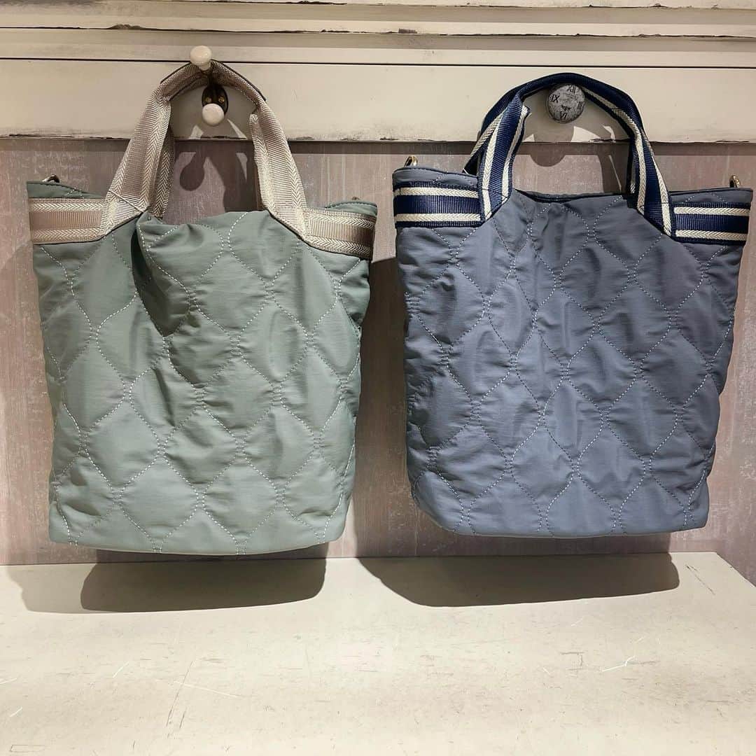 lazyswankamataさんのインスタグラム写真 - (lazyswankamataInstagram)「大人気のキルティングバッグが再入荷しました🍁😆  お出掛けにぴったりなサイズ感🚶‍♀️  とっても軽いです！ 容量もバッチリ入ります👌  長さが調節できるショルダーつきです✨  是非店頭で気になるカラーを合わせて見て下さい🤗 ご来店お待ちしております♪  color:black、navy、gray、green  price:¥6,490(in tax)  #LazySwan #レイジースワン #東急プラザ #tokyuplaza #蒲田 #Tokyo #東京 #バッグ #ハンドバッグ #カジュアル #カジュアルコーデ #あしもと倶楽部 #bag #バッグ #鞄 #ショルダーバッグ #おしゃれさんと繋がりたい #秋コーデ #秋バッグ #2023aw #スクエアバッグ  #treedeep #キルティングバッグ #2wayバッグ #お出掛けバッグ #軽量バッグ #カジュアルバッグ」8月30日 17時50分 - lazyswankamata