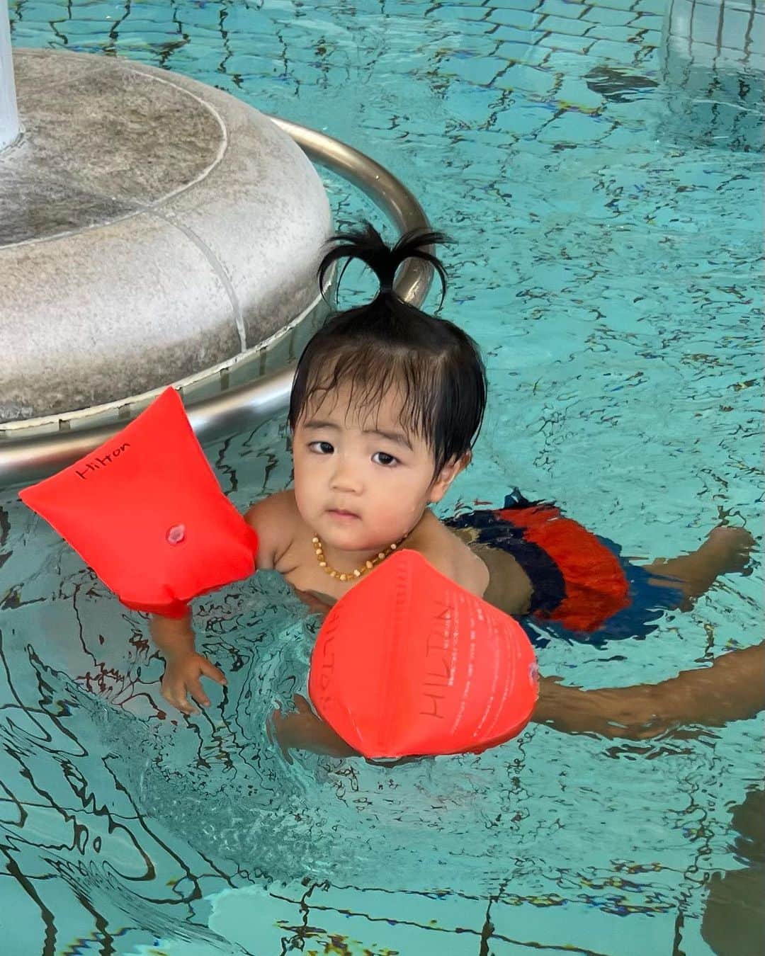 安田華乃さんのインスタグラム写真 - (安田華乃Instagram)「@hiltonodawara  は、 オムツをしていても全種類のプールに 入れるということで行ってきました🐳🩵🩵  プール施設の幼児用プールに 私が付き添うの嫌で… オムツのうちは一回も 行ってなかったから、 初めての大きなプール⛲️  水に顔つけたり、 滝にわざと打たれに行ったり 怖いもの知らずなのかな😅🚿  2日間プールして めちゃくちゃはしゃいで楽しんでいたご様子🥹 その笑顔を見れて、パパママ大満足でしたっ  #母と息子 #ヒルトン小田原  #プール遊び #夏休み #夏の思い出 #ビキニ水着」8月30日 17時51分 - nanochuuun_