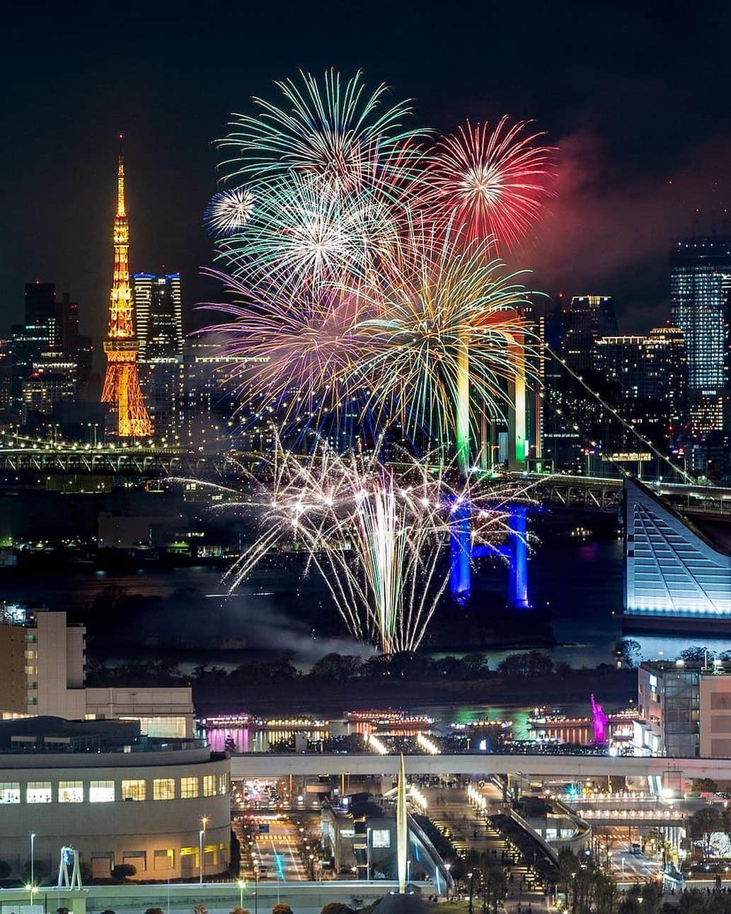 東京タワーさんのインスタグラム写真 - (東京タワーInstagram)「. 【レインボーブリッジ開通30周年🌈㊗️】   8月26日（土）、レインボーブリッジが 開通30周年を迎えました！   おめでとうございます🎉   Your Tokyo Tower🗼をはじめ、 様々なシーンで、東京を象徴するカットとして 撮影されてきた「レインボーブリッジと東京タワー」   共に東京を盛り上げてきた仲間として、 嬉しい限りです♪   当日は、綺麗なお祝いの花火が 打ち上げられていましたが、  花火×レインボーブリッジ×東京タワーのお写真が Your Tokyo Tower🗼にも、 たくさんアップされていました。   今日はその中から、@kenken710 さんの お写真をご紹介！   華やかなお写真をありがとうございました😊    --------------------------------  【 お知らせ 】  ■ Your Tokyo Tower 🗼  # your_tokyotowerで あなたの東京タワーをリポスト！  @tokyotower_official の タグ付けをしてくれると見つけやすいよ！  皆様からの投稿 どしどしお待ちしております！  ■ 公式LINE  東京タワー公式LINEでは 東京タワーのイベント情報を お届けしています！  詳細はプロフィールにあるリンクから↓ @tokyotower_official  --------------------------------  #レインボーブリッジ #おめでとう #花火 #fireflower  #東京タワー #東京タワー🗼  #tokyotower #tokyotower🗼」8月30日 18時01分 - tokyotower_official