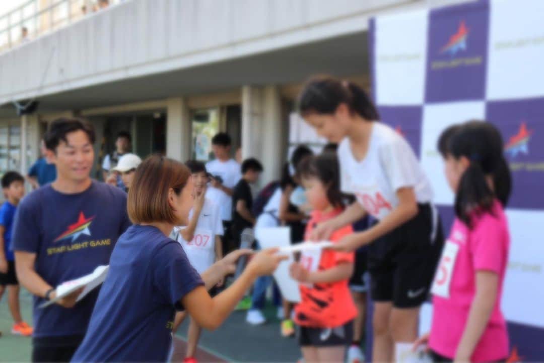 山中日菜美さんのインスタグラム写真 - (山中日菜美Instagram)「. 先日ゲスト参加させていただいた スターライトゲーム@刈谷の写真📸✨  午前の部、午後の部で陸上教室を行い、その間にパン食い競争でたり🫢応援したり📣  走・跳・投、三種、五種競技などなど！色んな種目に挑戦できるめちゃめちゃいい機会やなと思った😌  凄記録のシャトルランにも遭遇した！！😳  元気いっぱい一生懸命、競技に向き合っておられる皆さんに沢山元気をいただきました💪本当にありがとうございました！  めっちゃ楽しい充実した1日でしたー！！🌟  #スターライトゲーム#刈谷#陸上イベント#陸上教室 #スタッフさんもみんな元気でおもしろかった #カメラマンさん走りまくってたありがとうございます #パン食いまじむずくてすごい顔で食いちぎった #陸上#陸上競技#アスリート#陸上女子#スプリント」8月30日 17時53分 - hnm__n