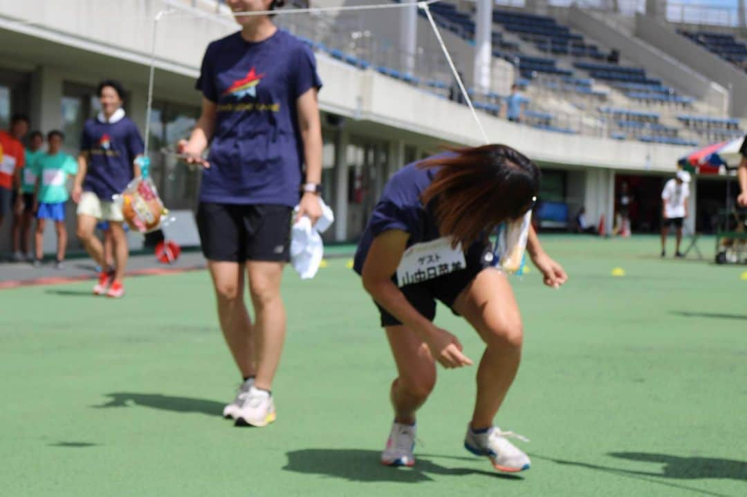 山中日菜美さんのインスタグラム写真 - (山中日菜美Instagram)「. 先日ゲスト参加させていただいた スターライトゲーム@刈谷の写真📸✨  午前の部、午後の部で陸上教室を行い、その間にパン食い競争でたり🫢応援したり📣  走・跳・投、三種、五種競技などなど！色んな種目に挑戦できるめちゃめちゃいい機会やなと思った😌  凄記録のシャトルランにも遭遇した！！😳  元気いっぱい一生懸命、競技に向き合っておられる皆さんに沢山元気をいただきました💪本当にありがとうございました！  めっちゃ楽しい充実した1日でしたー！！🌟  #スターライトゲーム#刈谷#陸上イベント#陸上教室 #スタッフさんもみんな元気でおもしろかった #カメラマンさん走りまくってたありがとうございます #パン食いまじむずくてすごい顔で食いちぎった #陸上#陸上競技#アスリート#陸上女子#スプリント」8月30日 17時53分 - hnm__n