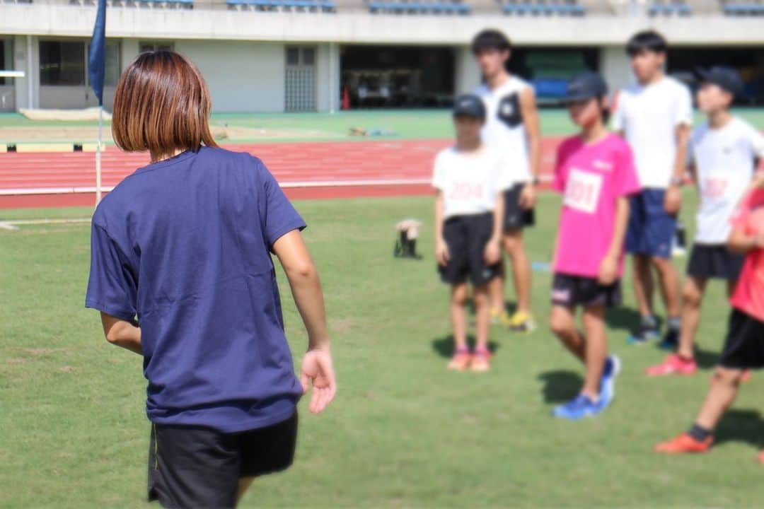 山中日菜美さんのインスタグラム写真 - (山中日菜美Instagram)「. 先日ゲスト参加させていただいた スターライトゲーム@刈谷の写真📸✨  午前の部、午後の部で陸上教室を行い、その間にパン食い競争でたり🫢応援したり📣  走・跳・投、三種、五種競技などなど！色んな種目に挑戦できるめちゃめちゃいい機会やなと思った😌  凄記録のシャトルランにも遭遇した！！😳  元気いっぱい一生懸命、競技に向き合っておられる皆さんに沢山元気をいただきました💪本当にありがとうございました！  めっちゃ楽しい充実した1日でしたー！！🌟  #スターライトゲーム#刈谷#陸上イベント#陸上教室 #スタッフさんもみんな元気でおもしろかった #カメラマンさん走りまくってたありがとうございます #パン食いまじむずくてすごい顔で食いちぎった #陸上#陸上競技#アスリート#陸上女子#スプリント」8月30日 17時53分 - hnm__n