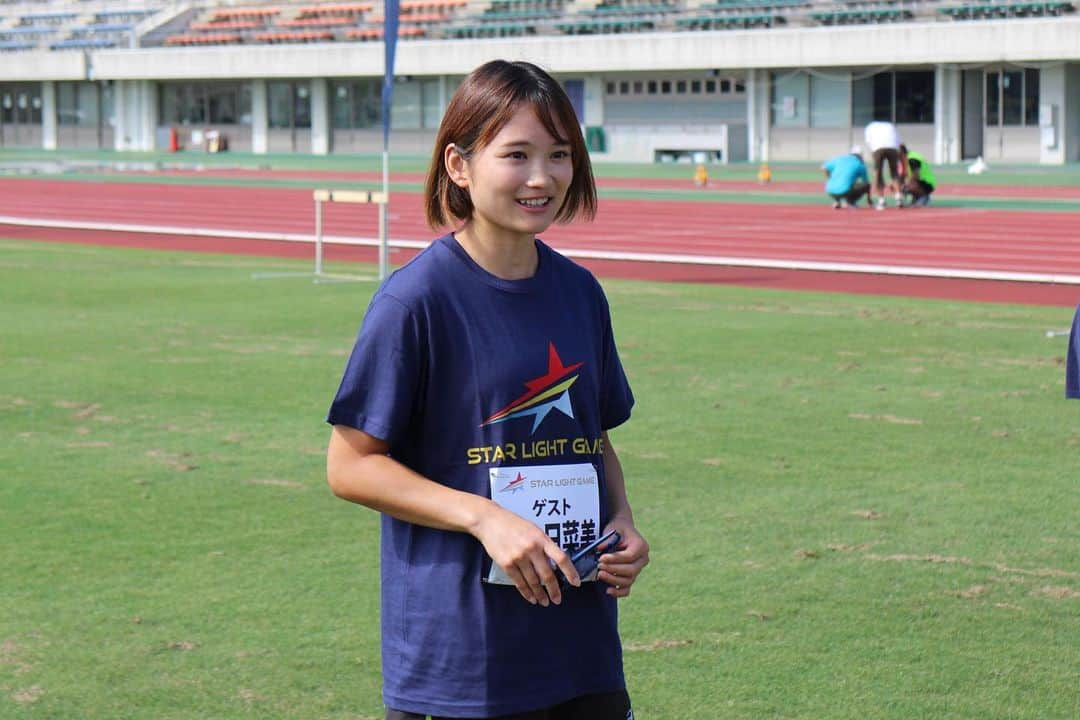 山中日菜美さんのインスタグラム写真 - (山中日菜美Instagram)「. 先日ゲスト参加させていただいた スターライトゲーム@刈谷の写真📸✨  午前の部、午後の部で陸上教室を行い、その間にパン食い競争でたり🫢応援したり📣  走・跳・投、三種、五種競技などなど！色んな種目に挑戦できるめちゃめちゃいい機会やなと思った😌  凄記録のシャトルランにも遭遇した！！😳  元気いっぱい一生懸命、競技に向き合っておられる皆さんに沢山元気をいただきました💪本当にありがとうございました！  めっちゃ楽しい充実した1日でしたー！！🌟  #スターライトゲーム#刈谷#陸上イベント#陸上教室 #スタッフさんもみんな元気でおもしろかった #カメラマンさん走りまくってたありがとうございます #パン食いまじむずくてすごい顔で食いちぎった #陸上#陸上競技#アスリート#陸上女子#スプリント」8月30日 17時53分 - hnm__n