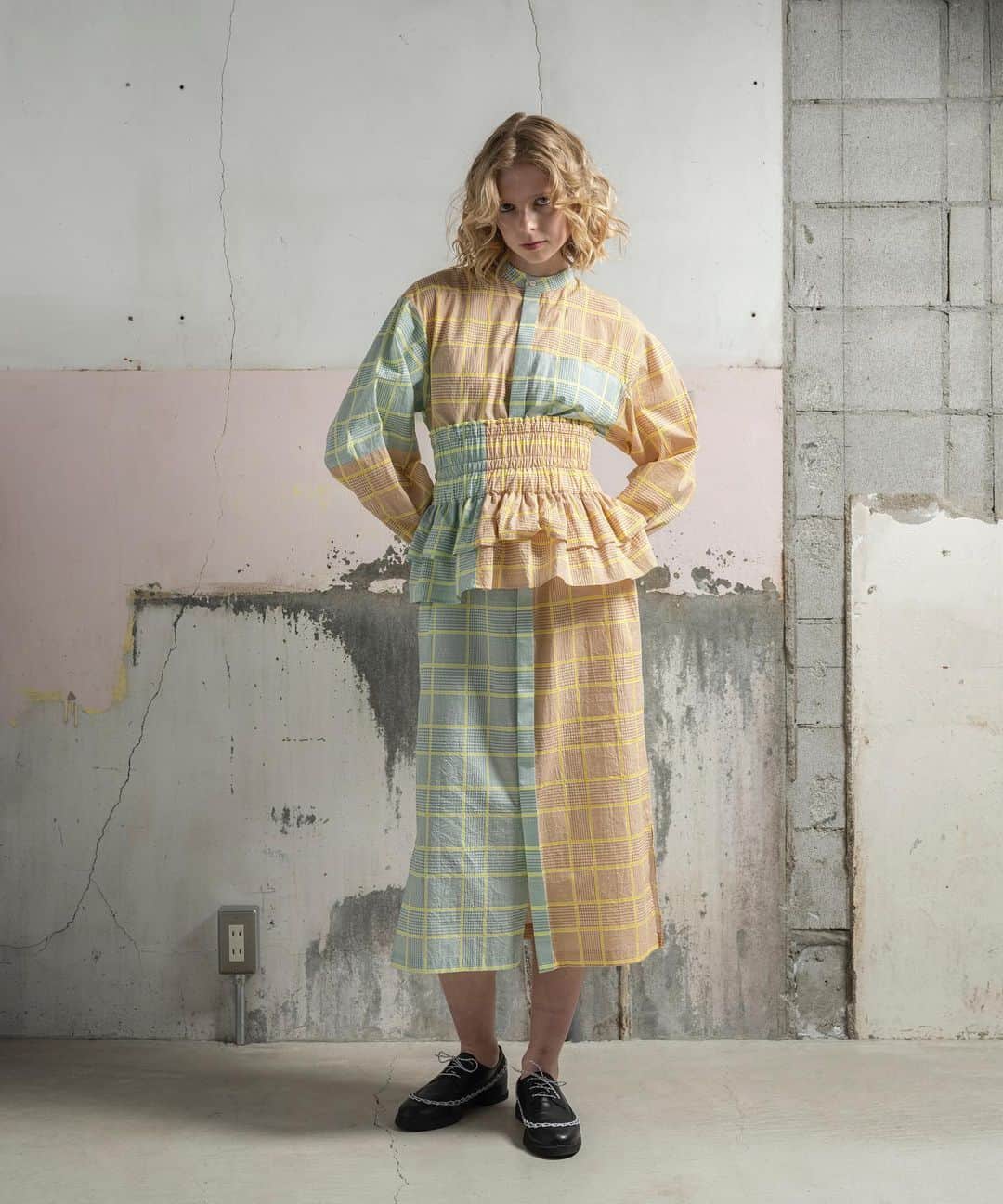 ミントデザインズのインスタグラム：「. -COLOR CHECK SHIRT DRESS-  2パターンのオリジナチェック模様で構成されたシャツドレスです。 ウエストのフリルベルトは取り外す事ができ、ストレートなシルエットにも、ボタンをあけて羽織りとしても3WAYで着こなせます♩  #mintdesigns #ミントデザインズ #2023aw」
