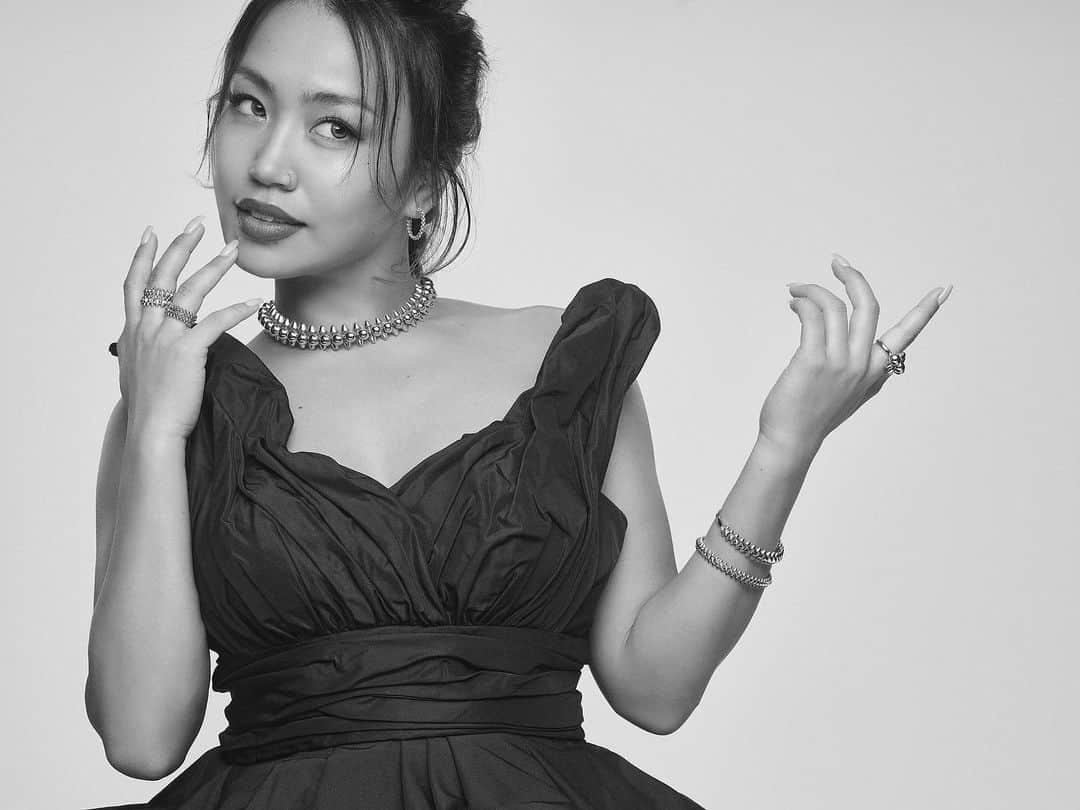 RIEHATAのインスタグラム：「@cartier ♠️ CLASH DE CARTIER  @numerotokyo October Issue  photo: @yoshiyuki_nagatomo  hair&makeup: @miyamoto_yuri_  styling: @kiyoai413」