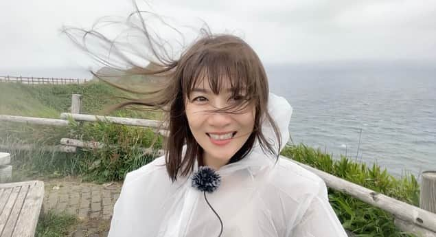 藤崎奈々子さんのインスタグラム写真 - (藤崎奈々子Instagram)「⁡ \1人旅での悲劇！嵐の神威岬/ ⁡ 美味しいランチも食べて、いよいよメインの積丹ブルーを見るために神威岬へ！！ ⁡ あれ？さっきまで晴れてたよね⁇ ソラモヨウガ…オカシクナッテルヨ？ あっという間に台風並みの嵐 ⁡ 私の顔も死んでいる…(5枚目) ・ 傘ではどうにもならないと悟ってカッパ買ったよ ⁡ もはや積丹ブルーが積丹グレーだよ（涙） ここまで来たら、積丹グレーを見に神威岬の先端まで絶対行ってやる！と雨と風でぐっちゃぐちゃになった顔と頭で足早に進む私 ・ そこで目に飛び込んで来た看板を見て我が目を疑ったよね ⁡ 「強風のため通行止」 ⁡ ナニコレ？ ナンノシウチ？ カミサマ？ ドシタノ？ ⁡(6枚目.驚愕の表情)  念願の神威岬…歩けず… ちーん  ピヨちゃんの背中も悲しそう ・ かわいそうな私の様子は近々 YouTube 旅する藤崎奈々子で公開しますので ぜひ、見てあげてください  地獄の神威岬です（笑） 台風中継みたいな絵面が続きま ・ #小旅行 #旅行好き #旅行好き女子 #大人旅 #カメラ旅 #女子旅 #国内旅行 #ナナタビ #ナナコタビ #北海道旅行 #一人旅女子 #バスツアー #大人の絶景旅 #積丹半島 #神威岬 #嵐」8月30日 17時58分 - nanakofujisaki