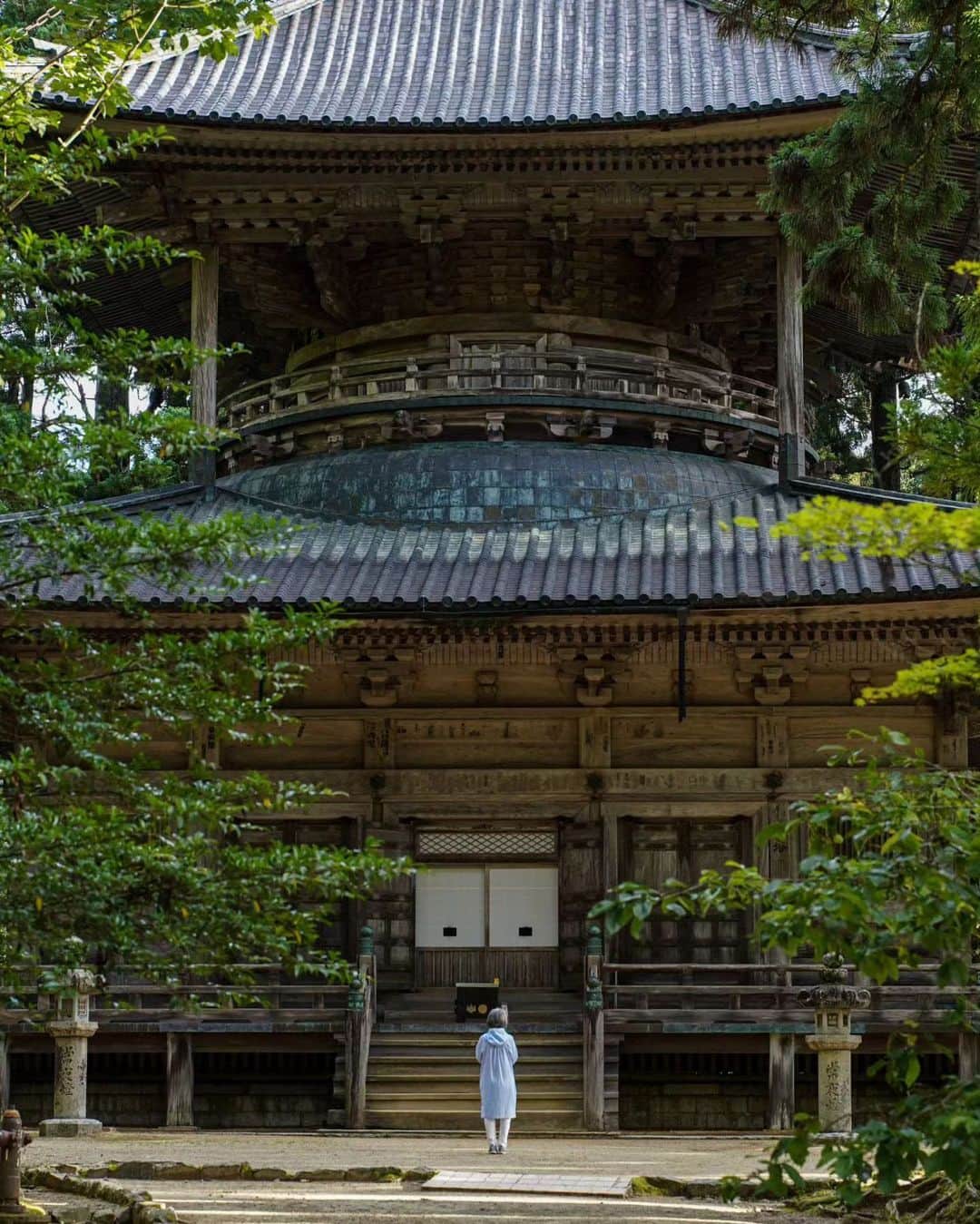 Visit Wakayamaのインスタグラム：「. Experience the quiet beauty and impressive scale of Saito (West Tower) pagoda, surrounded by forest. 📸 @para_ohara 📍Danjo Garan Sacred Temple Complex, Wakayama  . . . . . #discoverjapan #unknownjapan #instajapan #landscape #japan #japantrip #japantravel #beautifuldestinations #wakayama #wakayamagram #explore #adventure #visitwakayama #travelsoon #visitjapan #stayadventurous #igpassport #explorejapan #lonelyplanet #sustainabletourism #summerinjapan #worldheritage #koyasan #spiritualjourney #pagoda #templestay #pilgrimage #japanesetemples #danjogaran #sacredsitesjapan」