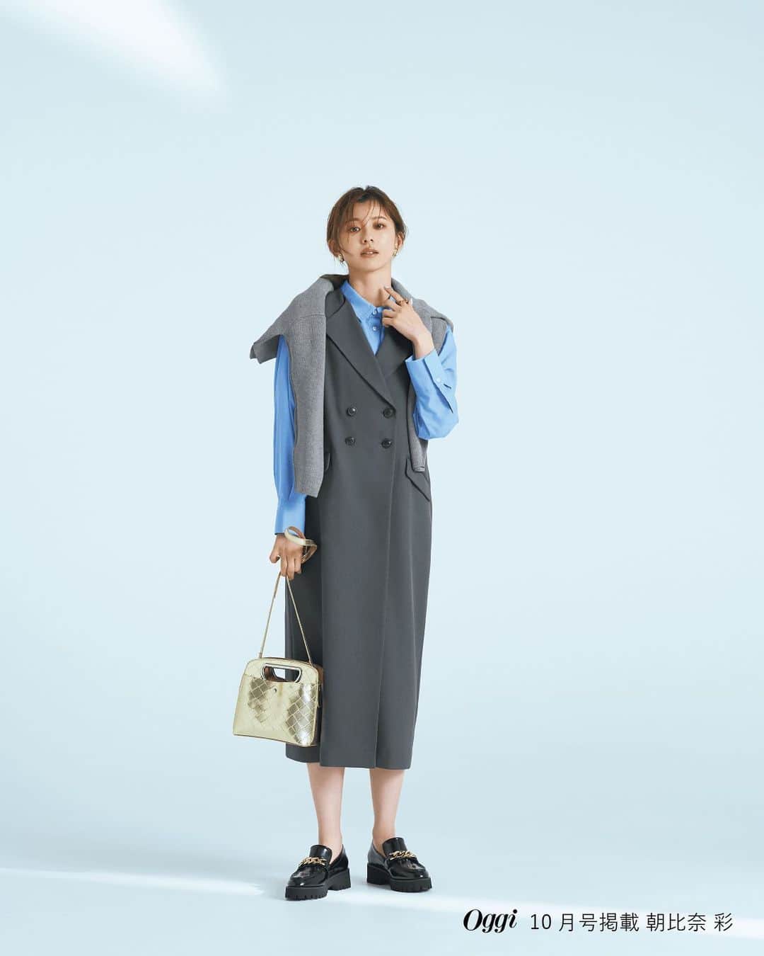 NATURAL BEAUTY BASICのインスタグラム：「大好評発売中のOggi10月号にて 朝比奈 彩さんが素敵に着こなしてくださっています✨   働く30歳からの秋は、スタイリッシュカジュアルが気分！ 〝NATURAL BEAUTY BASIC〟で始める、 きれいめシンプル派の秋   洗練されたトレンド感がありつつも、 自分らしく着こなせる。 働く女性のステディブランド 〝ナチュラルビューティーベーシック〟ならではの シンプルな大人カジュアルをつくる、 8つの名品をご紹介します。   Pick up Item 8.Jumper Dress ダブルのテーラードカラーで辛口にかっこよく。 注目を集める新アイテムも私らしく取り入れる   ■クロップドニット＆シャツセット ¥11,440 tax in size:FR color:グレー系/オフ系/ネイビー系 #0173270905  ■ダブルテーラーナロージャンスカ ¥11,990 tax in size:S/M/PS color:ミディアムグレー/オフベージュ #0173240811   #朝比奈彩 さん #Oggi #Oggi掲載 #Oggi10月号掲載 #ニット&シャツセット #ジャンスカ #ナロージャンスカ #スタイリッシュ #秋コーデ #お出かけコーデ #オフィスコーデ #オフィスカジュアル #通勤コーデ #大人可愛い #カラーコーデ  #着回しコーデ #きれいめカジュアル  #ベーシックコーデ #ベーシック #ナチュラルコーデ #トレンドスタイル #シンプルコーデ #ナチュラルビューティーベーシック #naturalbeautybasic」