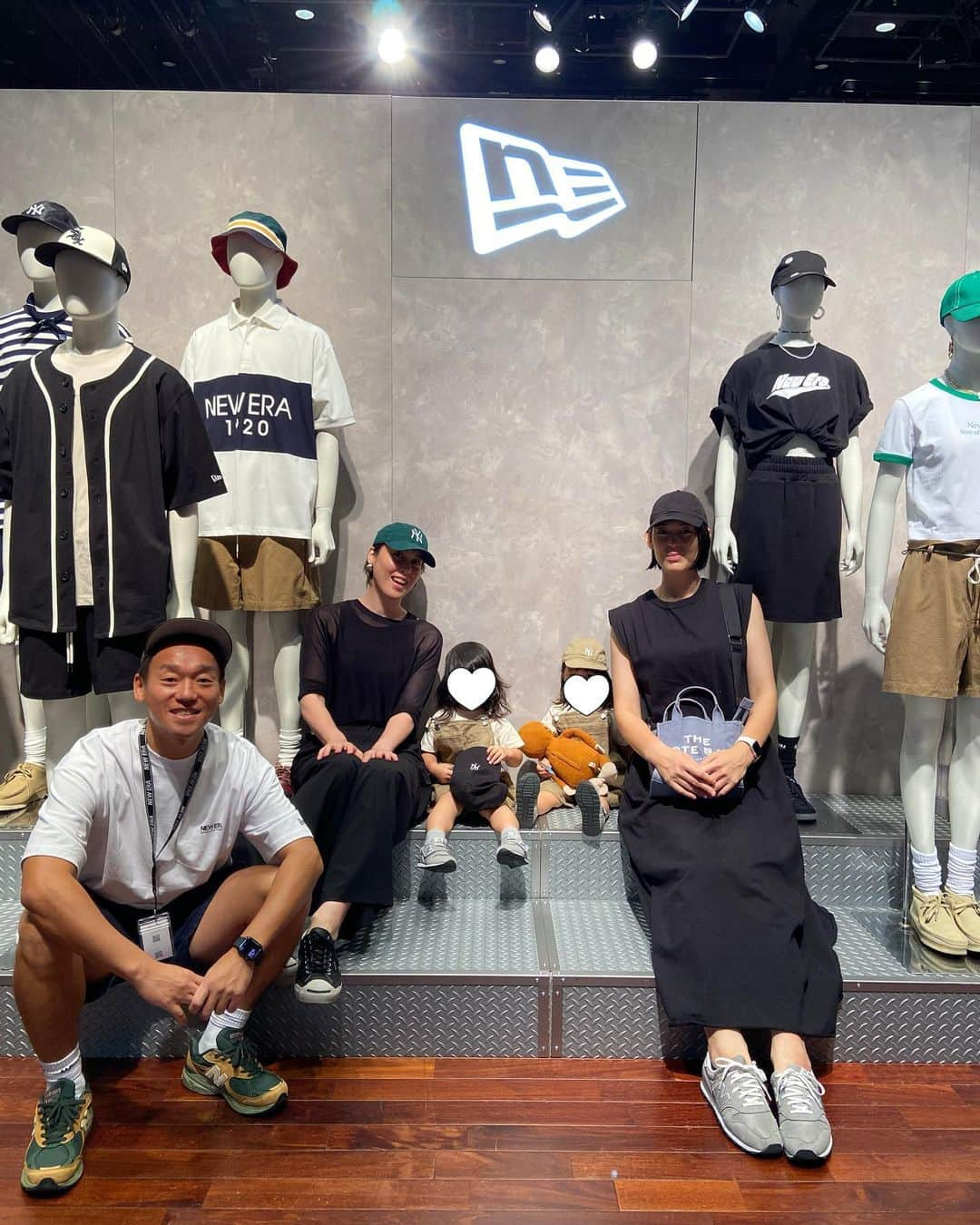 大山未希のインスタグラム：「🧢  NEW ERA®  SPRING & SUMMER 2024 EXHIBITION  今回はふたごさんたちも参戦！  いっちょまえに帽子を選んで試着してました🤭  種類も豊富で親子でおそろいができるから おすすめでーす！  2人がかぶってるのは 【My 1st 9TWENTY ニューヨーク・ヤンキース】 プレゼントした時はブカブカだったのにぴったりに🤎🖤  最後の写真🤣 スヌーピーコラボを見る姉を撮ったら おまけでうしろに…  #newera #newerajapan #ふたご #姪っ子 ↓」