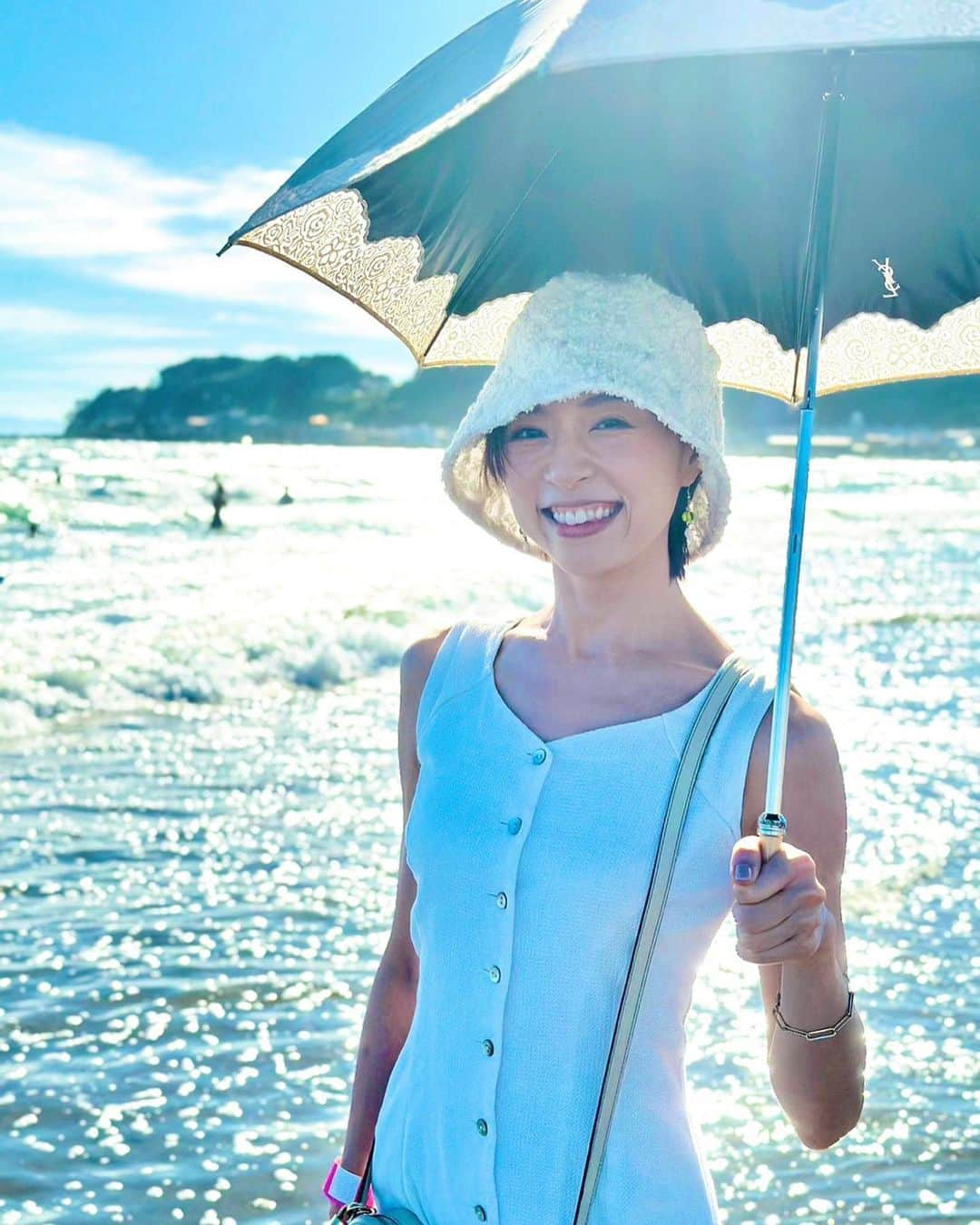 愛加あゆのインスタグラム：「駆け込み夏休み🏖️✨ みなさんはどんな夏を過ごされてますか？☺️  ちなみにこの白のワンピース。 母が若かりし頃に着ていた物を受け継ぎました✨  #2023夏 #由比ヶ浜 #お昼からビール🍺  #日光東照宮 #見ざる言わざる聞かざる  #家族旅行 #愛加あゆ」