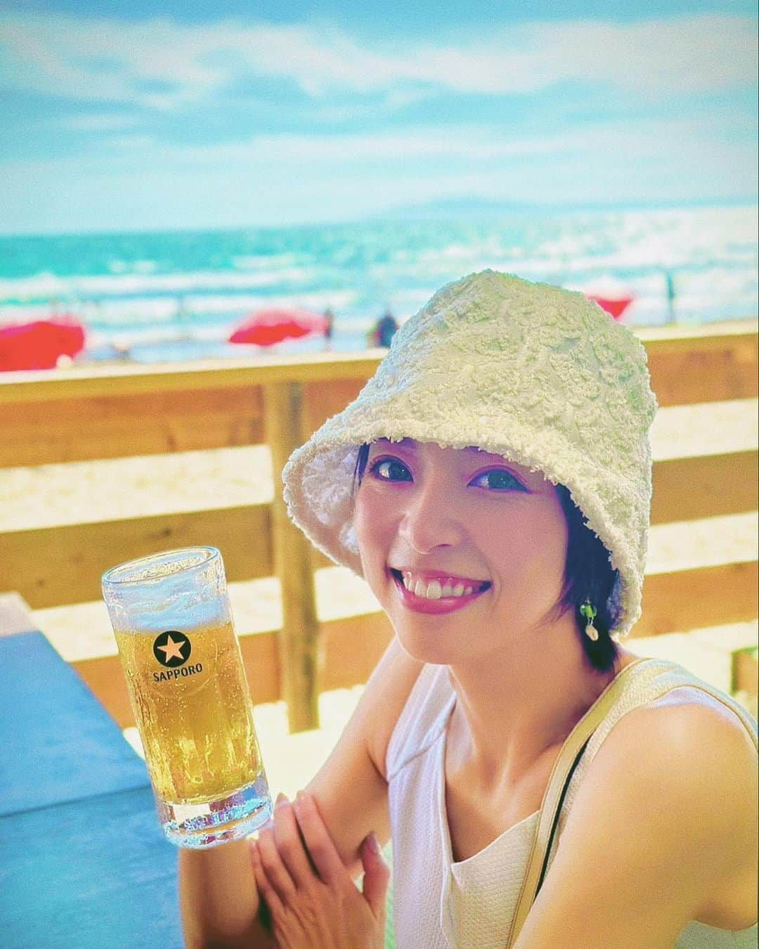 愛加あゆさんのインスタグラム写真 - (愛加あゆInstagram)「駆け込み夏休み🏖️✨ みなさんはどんな夏を過ごされてますか？☺️  ちなみにこの白のワンピース。 母が若かりし頃に着ていた物を受け継ぎました✨  #2023夏 #由比ヶ浜 #お昼からビール🍺  #日光東照宮 #見ざる言わざる聞かざる  #家族旅行 #愛加あゆ」8月30日 18時09分 - manaka_ayu