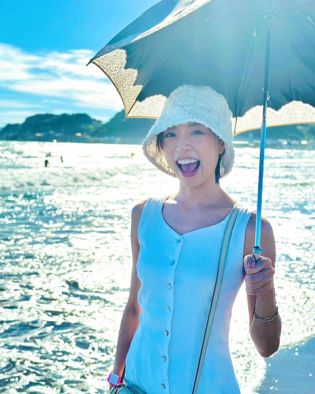 愛加あゆさんのインスタグラム写真 - (愛加あゆInstagram)「駆け込み夏休み🏖️✨ みなさんはどんな夏を過ごされてますか？☺️  ちなみにこの白のワンピース。 母が若かりし頃に着ていた物を受け継ぎました✨  #2023夏 #由比ヶ浜 #お昼からビール🍺  #日光東照宮 #見ざる言わざる聞かざる  #家族旅行 #愛加あゆ」8月30日 18時09分 - manaka_ayu