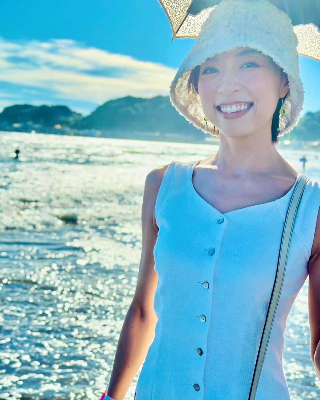 愛加あゆさんのインスタグラム写真 - (愛加あゆInstagram)「駆け込み夏休み🏖️✨ みなさんはどんな夏を過ごされてますか？☺️  ちなみにこの白のワンピース。 母が若かりし頃に着ていた物を受け継ぎました✨  #2023夏 #由比ヶ浜 #お昼からビール🍺  #日光東照宮 #見ざる言わざる聞かざる  #家族旅行 #愛加あゆ」8月30日 18時09分 - manaka_ayu