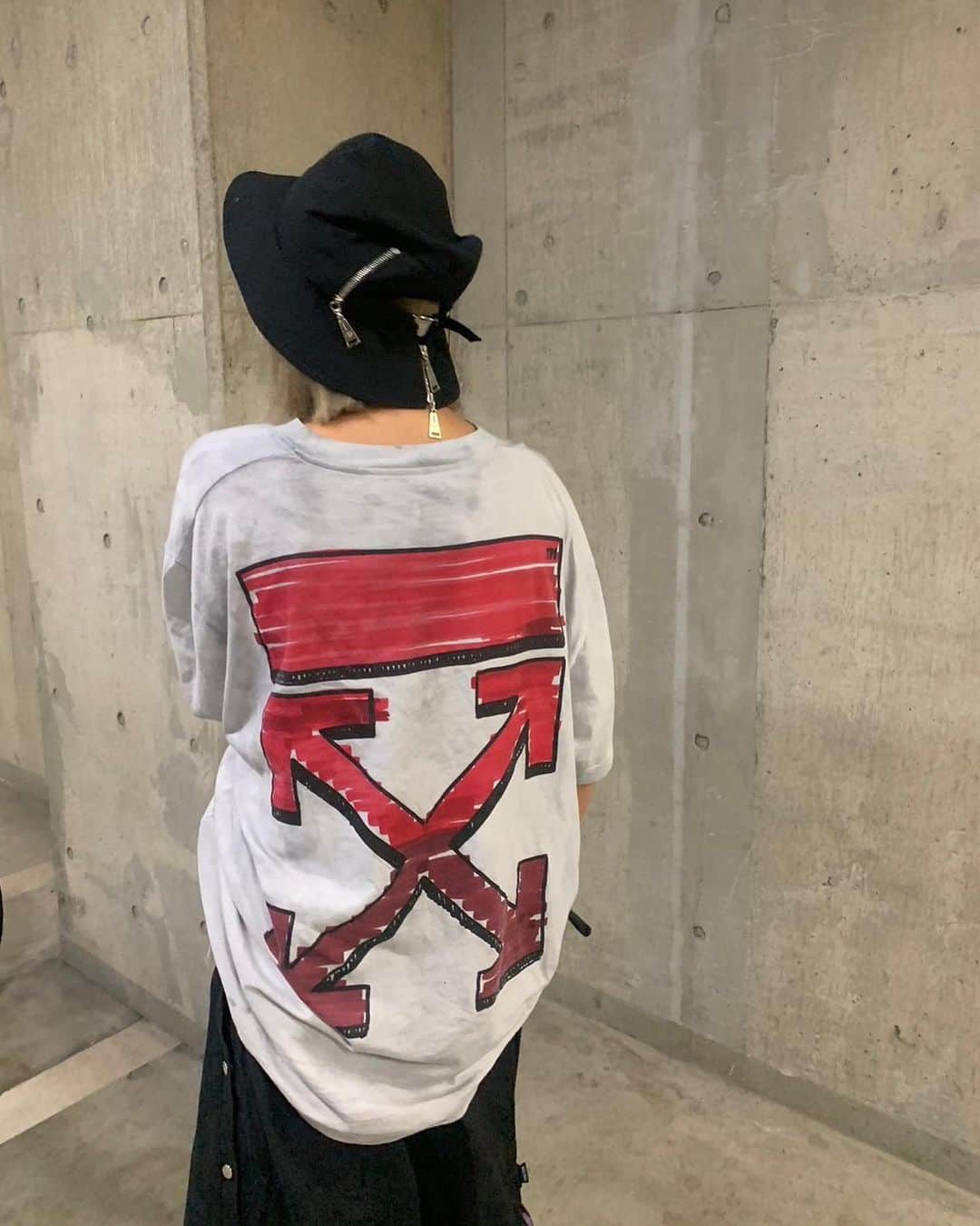 倖田來未のインスタグラム：「. みなさんお気付きだろうか。 ⁡ Off-WhiteのTシャツとPAMEO POSEのデニムを一緒に洗濯してしまい、、、 真っ白のTシャツが、本当のオフホワイト、いや、タイダイに変身してしまいました爆笑 ある意味オンリーワンのTシャツの完成笑 ⁡ #kodakumi #倖田來未」