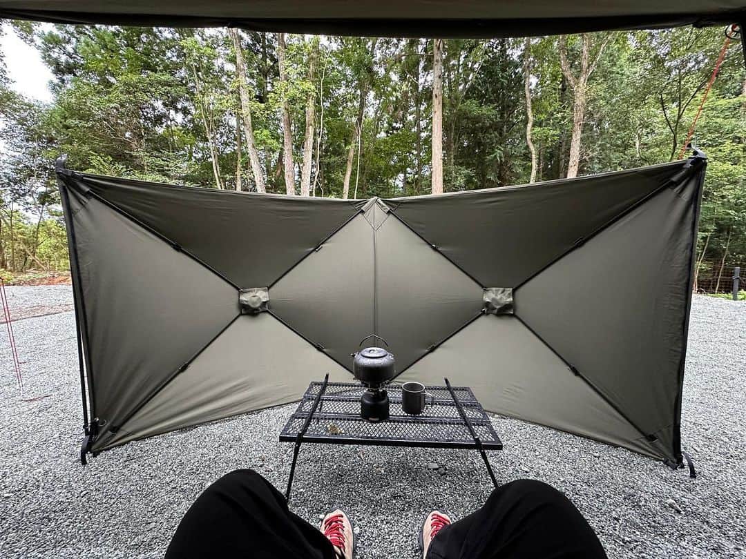 VASTLANDのインスタグラム：「ソロキャンプで大事にしたいのは、ひとりの時間と空間。 色々な方が利用するキャンプ場では、周りの視線が気になることも少なくないはず🤔  ポップアップシールドがあるだけで、しっかりとプライベート空間をつくりだせます🛡️ 連結機能があるため、さらにシールドの幅を広げることも可能です😉👍  自分のサイトに設置してみたい！と思った方はぜひ「🙆‍♂️」とコメントください😊  #VASTLAND #ヴァストランド #TCポップアップシールド #陣幕 #ウインドスクリーン #キャンプ」
