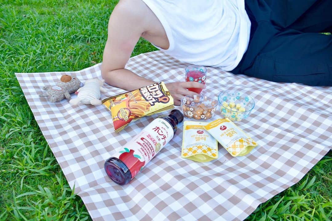 阿久津愼太郎さんのインスタグラム写真 - (阿久津愼太郎Instagram)「ピクニックに行ってきましたぁ👒🌿  お供は、今回ご提供いただいた韓国のドリンクやお菓子たち！  ★「ホンチョ」 阿久津家は昔からビネガードリンクを飲む風潮があるんだけど、みんなは飲んだことある？  韓国で健康飲料としてよく飲まれているそうで、 機能性表示のホンチョは韓国の「ビネガードリンク市場」で11年連続売上No.1 ※調査機関：NielsenIQ（期間：2011年−2021年）調べ  フレーバーが豊富だから、ホームステイのときにじぃやと全種類試したことあるんだけど（笑） 個人的にはザクロか、青りんごがオススメ！みなさんも自分のお気に入りを見つけてみてください 炭酸だけじゃなくて、水や牛乳、ビールなどを入れてもおいいしいそうですよ！  ★ 「チュロッツ（ノーマル）」 韓国のチュロス系のお菓子は本当にハズレがなくて全部美味しいから1度は試してみて！ 1袋を一気に食べてしまうレベルなの！　マジで感動するから試してみて！！！！  ★ 「バナナ牛乳味グミ」 韓国に行ったら必ず飲むバナナ牛乳！ ソウルウユとのコラボってことで、今回初挑戦！形も色もかわいいよーん🍌  #ピクニック #韓国スイーツ #韓国お菓子 #KFOODを食べよう #pr」8月30日 18時06分 - akunyan621