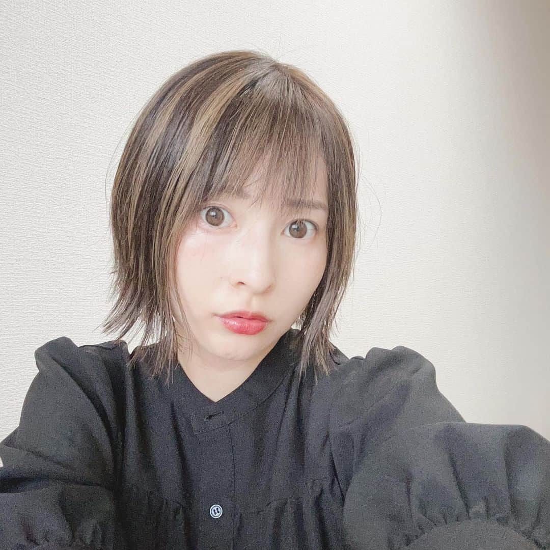 荒木未歩さんのインスタグラム写真 - (荒木未歩Instagram)「ハイライト育成中〜💇🏼‍♀️  ブリーチ部分が黄色くなってきたから そろそろムラシャンを始めます🙋‍♀️  初めて使う紫シャンプーで どんな感じになるかわからないから ドキドキです…💓  #ハイライトボブ #ハイライトヘア #ハイライトカラー #ボブヘア #ボブ #ヘアカラー #ムラシャン #紫シャンプー #臨月 #臨月の過ごし方 #臨月突入 #妊婦生活 #マタニティ #初マタ #出産準備 #팔로우 #소통 #맞팔 #셀카 #셀피 #셀스타그램 #얼스타그램 #camera #selfie #自撮り」8月30日 18時06分 - mihoaraki__official