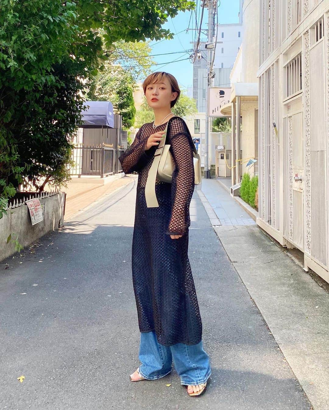 yukichi_yukiのインスタグラム：「あみあみのワンピース👗🤍 普段の格好に重ねるだけで おしゃれ度めちゃくちゃ上がるから大好き！  one-piece: @cielair #cielair  #ワンピース#デニムコーデ#シンプルコーデ#大人カジュアル#きれいめカジュアル#ショートヘアコーデ#休日コーデ#ハンドバッグ#アラサーコーデ」