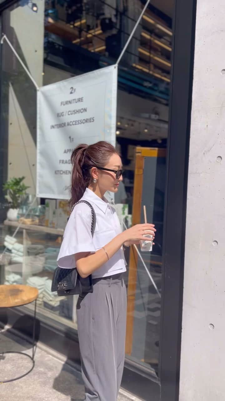 金子麻貴のインスタグラム：「スニーカーコーデ👟  ZARAのショート丈シャツに @re_gleam のツータックベルトパンツ。このバランスがお気に入り🤍  去年のパンツよりほんの少しシルエットがすっきりしたのでスニーカーも更にバランス良く合わせられる👍✨  生地も軽くなって着心地も楽ちん😌💓 明日発売です。  スニーカーは @letalon_jp のコラボシューズ。 色味もお気に入り✨  #reels#reelsinstagram#regleam#zara#letalon#chanel#カジュアルコーデ#ワイドパンツ#スラックス#ショート丈トップス#クロップド丈#ザラコーデ#ザラ#ママコーデ#スニーカー#スニーカーコーデ」