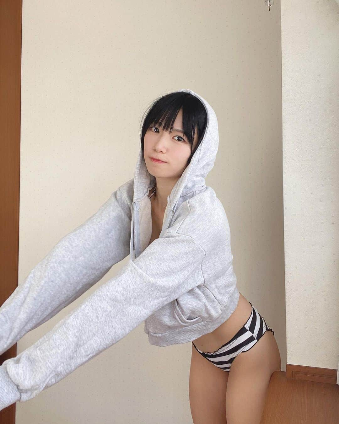 村上りいなさんのインスタグラム写真 - (村上りいなInstagram)「Hoodie🎵⭐️  #instagood #photooftheday #selfie #グラビア #japanesegirl」8月30日 18時11分 - riina_murakami