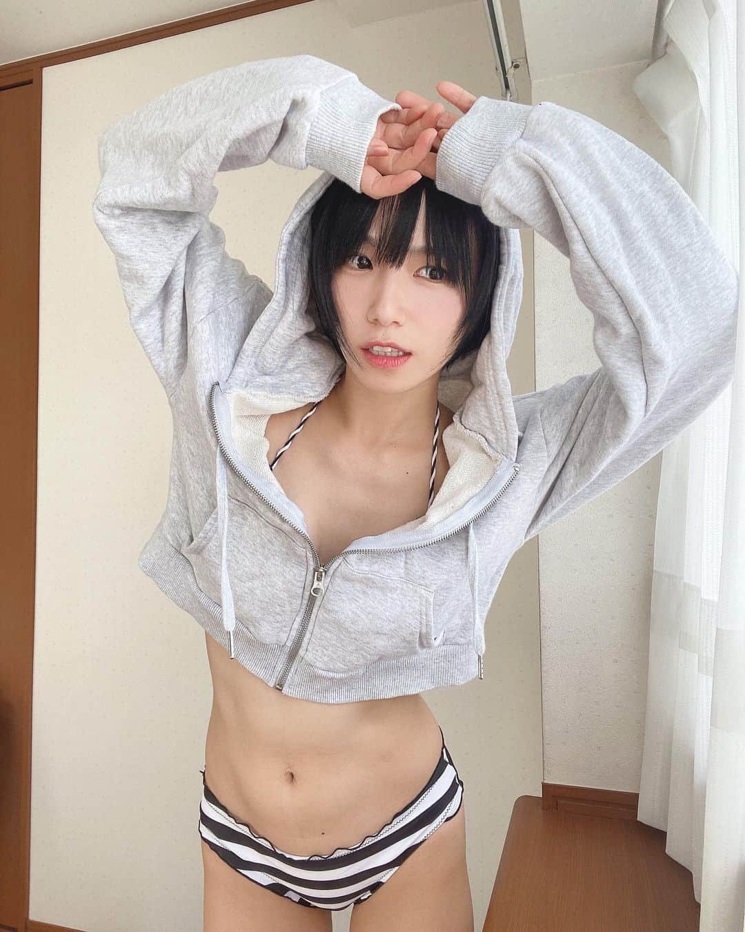 村上りいなさんのインスタグラム写真 - (村上りいなInstagram)「Hoodie🎵⭐️  #instagood #photooftheday #selfie #グラビア #japanesegirl」8月30日 18時11分 - riina_murakami