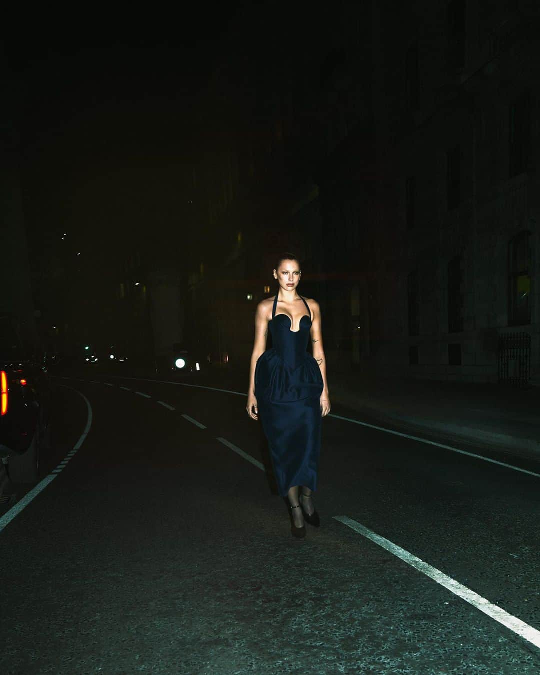 Vogue Parisさんのインスタグラム写真 - (Vogue ParisInstagram)「On newsstands today: @DuaLipa and photographer @MertAlas transport us to a phantasmagorical and enchanting nighttime London. Alas's piercing and innovative vision has captured the star as she has never been seen before.  En kiosque aujourd’hui : Dua Lipa et le photographe Mert Alas, nous emmènent dans un London by night fantasmagorique. Perçant et novateur, son objectif a su saisir la star comme elle n’a jamais été vue.   In the first image, Dua Lipa wears @Versace. In the second image, she wears a @Versace dress with @Givenchy pumps and @Calzedonia tights photographed by @Mertalas and styled by @Vanessareidofficial.  Makeup Artist: @lisaeldridgemakeup Hair Stylist: @paulhanlonhair  #voguefrance #dualipa #versace #mertalas」8月30日 18時12分 - voguefrance