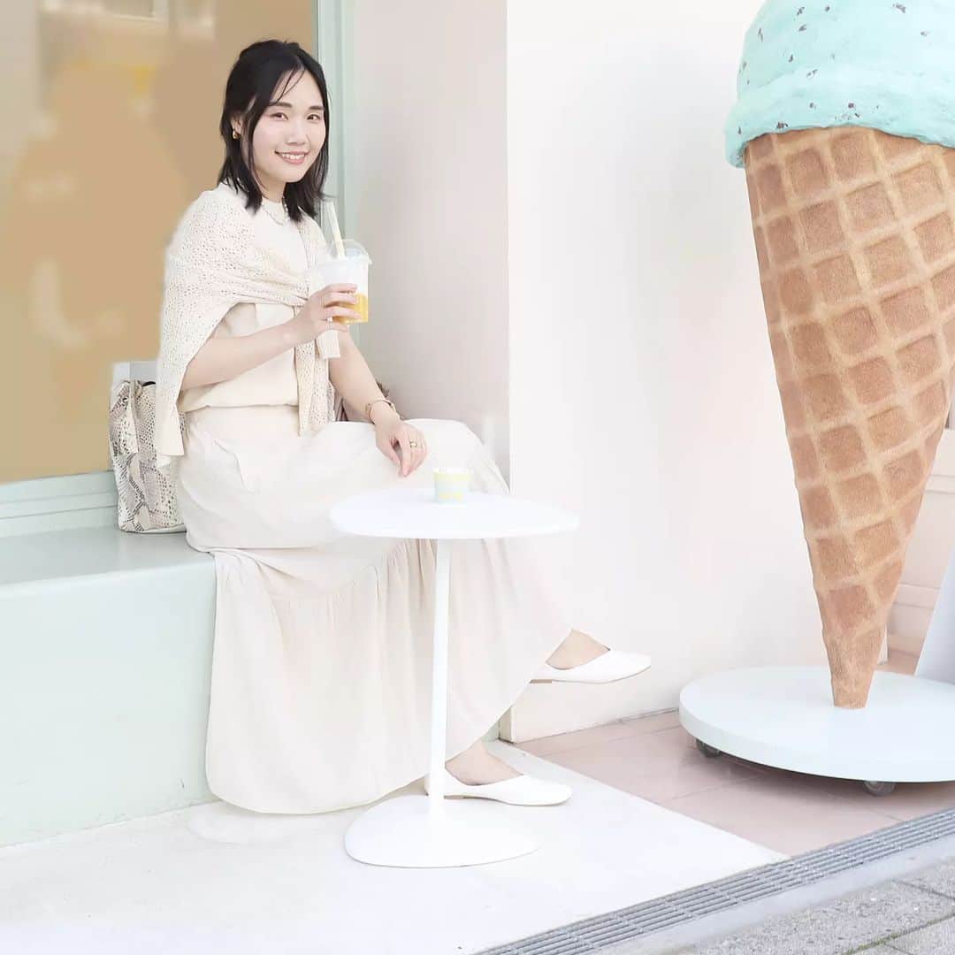 Eri Satoのインスタグラム：「【🍦TUTTO🍦】 · まだ暑いけど 夏が終わる前に載せとく🍦 美味しかったアイス屋さん🥰 @tutto_vegangelato 隣のタルト屋さんも可愛かったんだよね 洋菓子苦手だけど ヴィーガンなら食べられるかな？💓 · · 【TUTTO】 東京都江東区常盤1-3-7  ラフィーヴィル清澄白河EAST2  ⏲10:00～18:00 月曜定休 · 今夜の月すごいね！ スーパーブルームーンだって🌕 · · #TUTTO #ヴィーガン#ヴィーガンスイーツ #ジェラート#清澄白河カフェ#清澄白河#ベラート#クレープ#江東区カフェ#さとえりCAFE」