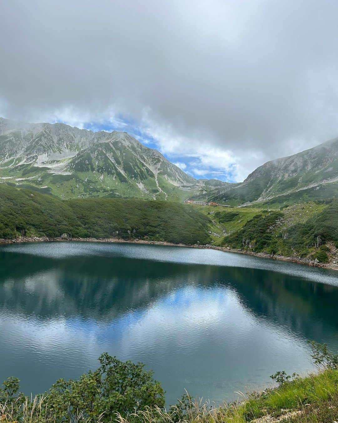 流稜太さんのインスタグラム写真 - (流稜太Instagram)「📍富山「室堂 みくりが池｣  富山立山連峰の道にあるところ行ってきたよ🗻 すんごい霧でしたけど、綺麗な景色が見えるところもあって最高の景色でした👍 ・  #室堂#みくりが池#富山#立山」8月30日 18時13分 - nagare_ryota