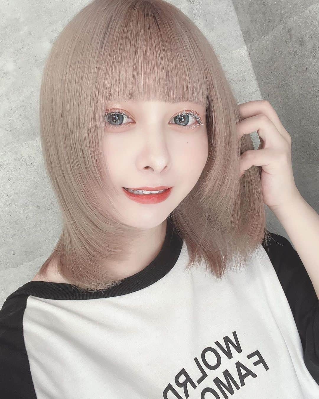 羽島めいさんのインスタグラム写真 - (羽島めいInstagram)「髪生き返った!!ホワイトベージュ!!‎🤍🤎   #ヘアカラー  #ヘアスタイル  #カラー #ハイトーン #ボブ #ミディアムヘア  #前髪 #ホワイト #ホワイトベージュ  #idol #自撮り」8月30日 18時14分 - mei__kmyd