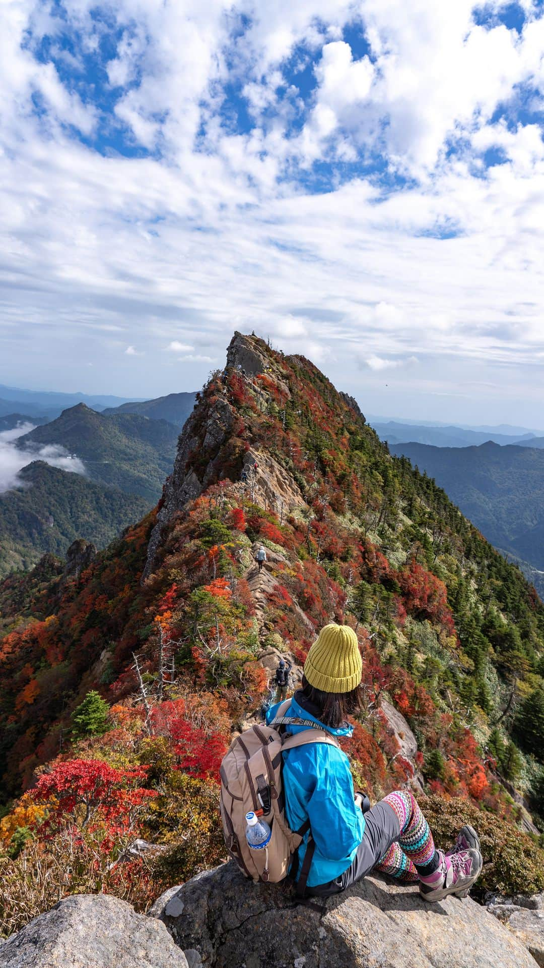 詩歩のインスタグラム：「📍愛媛県 石鎚山 / Mt.Ishizuchi ,Ehime Japan  📷 7th Oct 2020  西日本最高峰、愛媛県にある標高1982mの #石鎚山 。  標高が高い分、一足はやく10月上旬から紅葉が見られます。この動画は3年前に撮ったもの。今年も久しぶりに行きたいなぁ🍁  Mt.Ishizuchi, the highest mountain in western Japan, at an altitude of 1,982 metres.  Because of its high altitude, the autumn leaves can be seen from early October. This video was taken 3 years ago. I hope to go back again this year after a while.  愛媛の絶景写真は#shiho_ehime にて / Posts of this area can be found in this tag.   ©︎Shiho/詩歩」