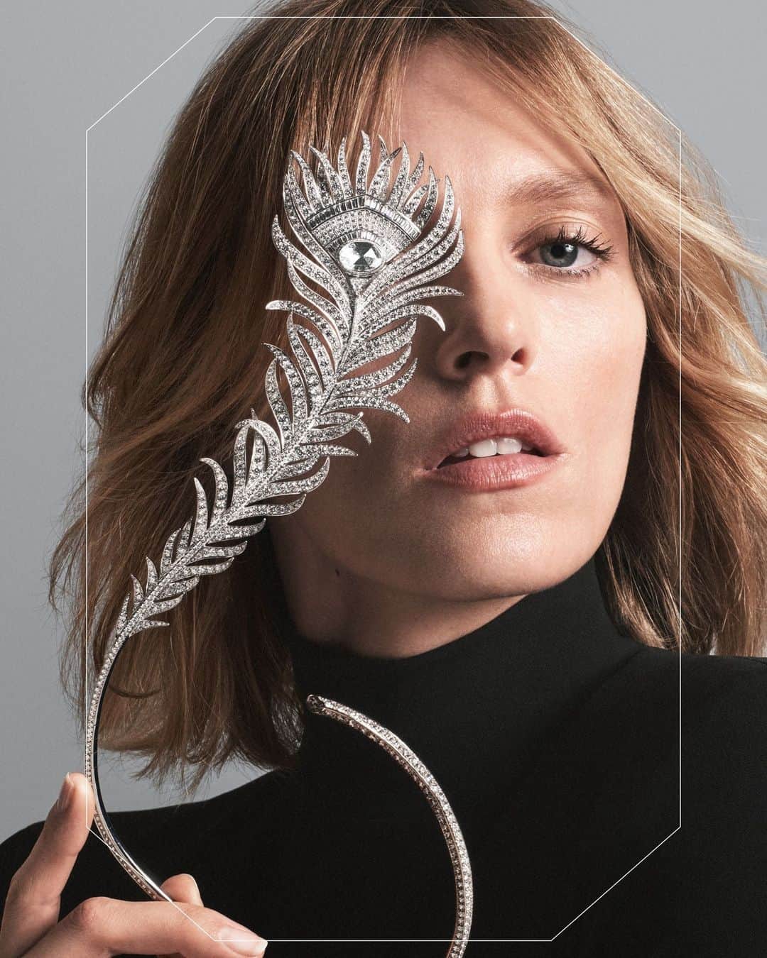 ブシュロンのインスタグラム：「XXL ICONS⁣ ⁣ In 1879, Frédéric Boucheron  imagined the Question Mark necklace. A small revolution at the time, since this piece wraps around the neck without the need for a clasp, allowing women to put on jewelry on their own.⁣ ⁣ In 2022, Creative Director Claire Choisne reinvented this icon in an XXL version, with the Plume de Paon motif. A tribute to Boucheron's Nature.⁣ ⁣ #PlumedePaon⁣ @anja_rubik」