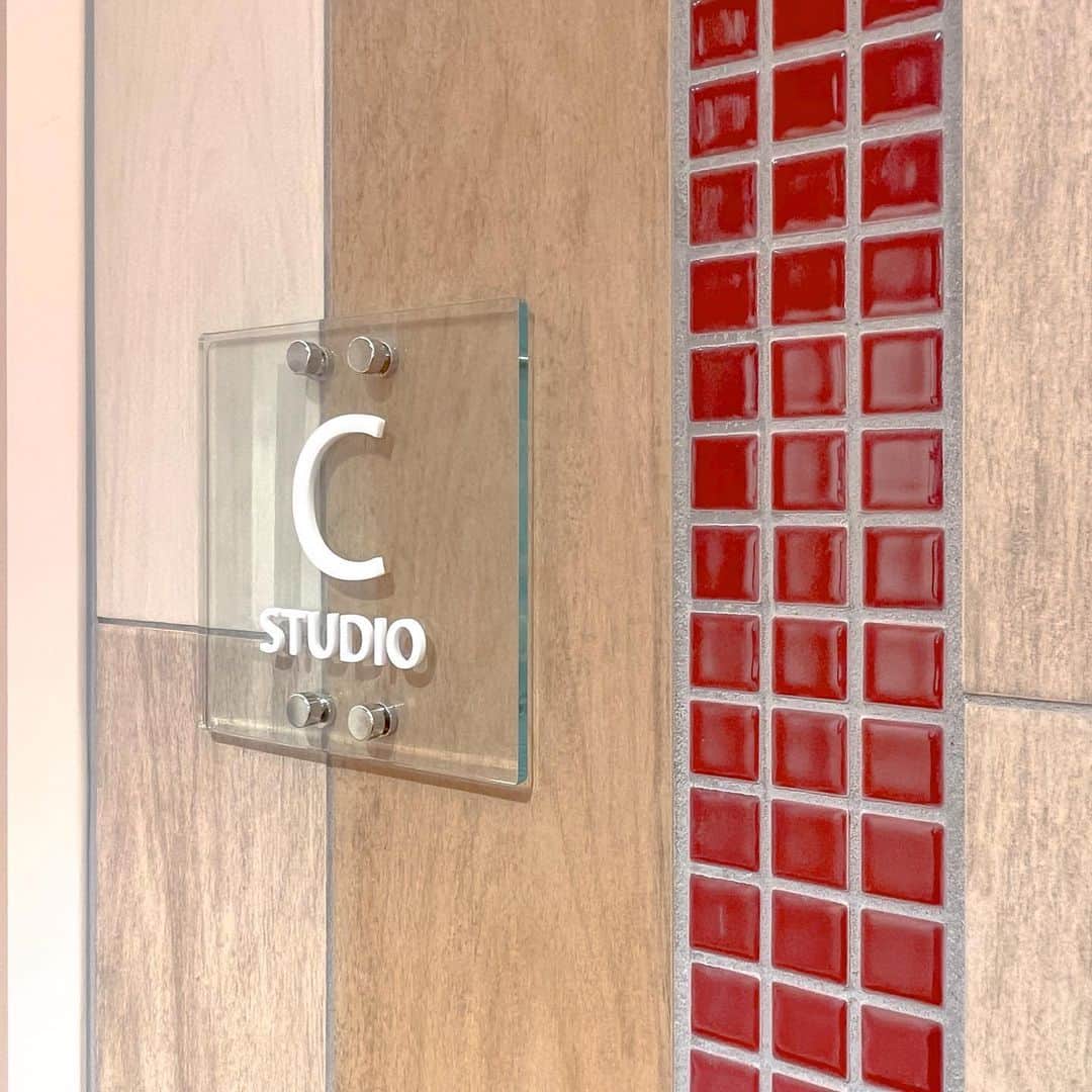 山野楽器のインスタグラム：「. 【ヤマノミュージックサロン大宮】   新しく趣味を見つけたい方、 本格的なレッスンを受けてみたい方、 個人レッスンだけでなくアンサンブルも楽しみたい方、 年齢や職業、経験問わず、 ご希望に沿ったレッスンを提案いたします☻   体験レッスンも実施中です！ （ご予約必須ですのでご注意ください）   ご相談だけでも構いませんので、 ぜひお気軽に足を運んでみてくださいね♪   ------------------------------------------ 🕙 10:00-21:00 📍 埼玉県さいたま市大宮区桜木町1-6-2 ⠀ ⠀そごう大宮店 6F 👣 JR 大宮駅西口 徒歩3分 ☎ 048-646-2540 ------------------------------------------   #山野楽器 #yamano_music #BeHappywithMusic #music #大宮 #大宮駅 #音楽のある生活 #音楽教室」