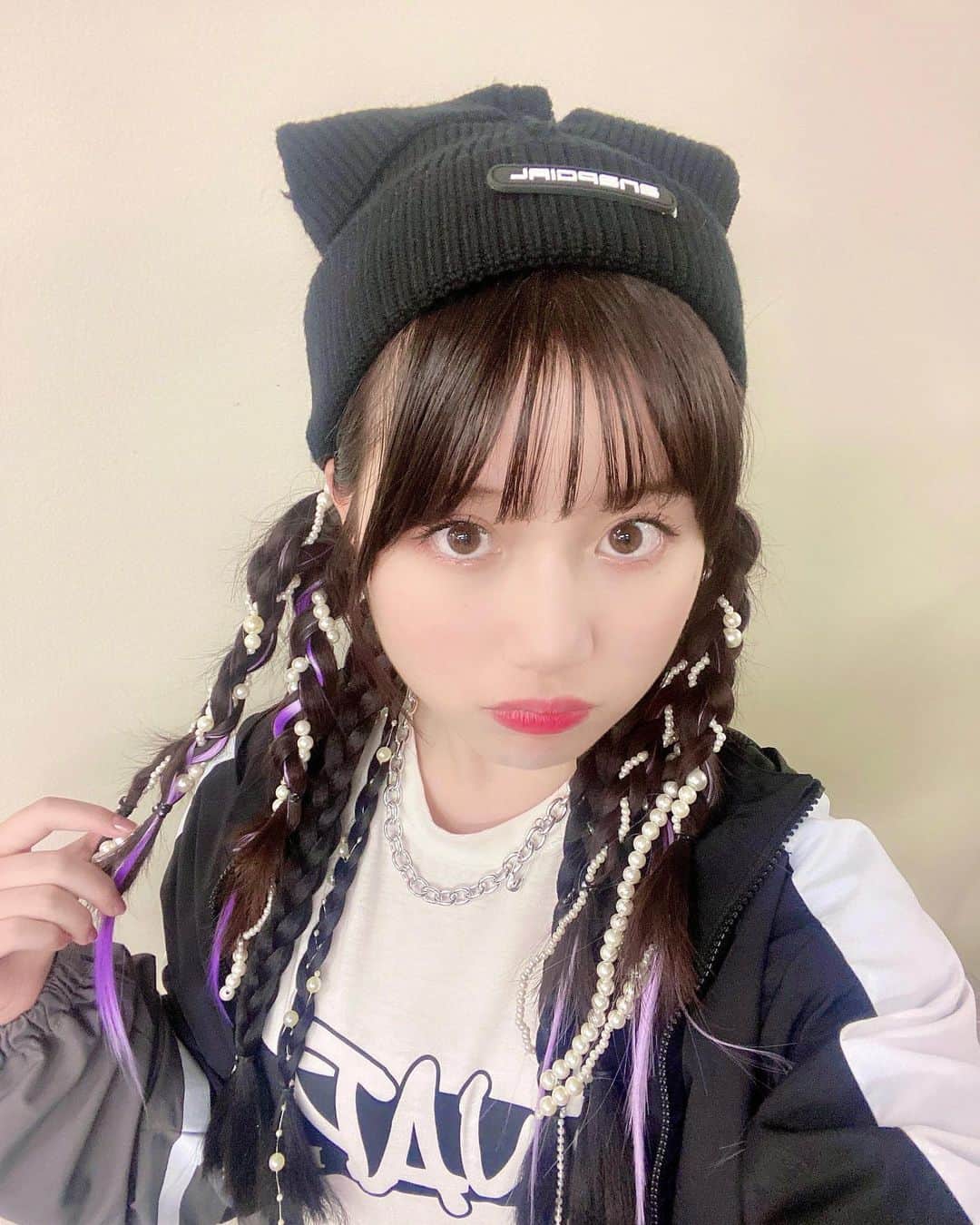 河村果歩のインスタグラム：「🌈🍒   #ニコフェス  #ANAP #リラスポ ステージ衣装🖤  この系統のお洋服着るの久しぶり＋地毛じゃないこがいっぱいでそわそわ そわそわ🫢💞  念願の紫インナー＆ネコミミ帽できて嬉しかったです✊🏻🤍  #河村果歩 #nicola #おはスタ #おはガール #かほっち #ニコラ #ニコモ #ニコラ9月号発売中 #SUPERGIRLS #スパガ #アイドル」