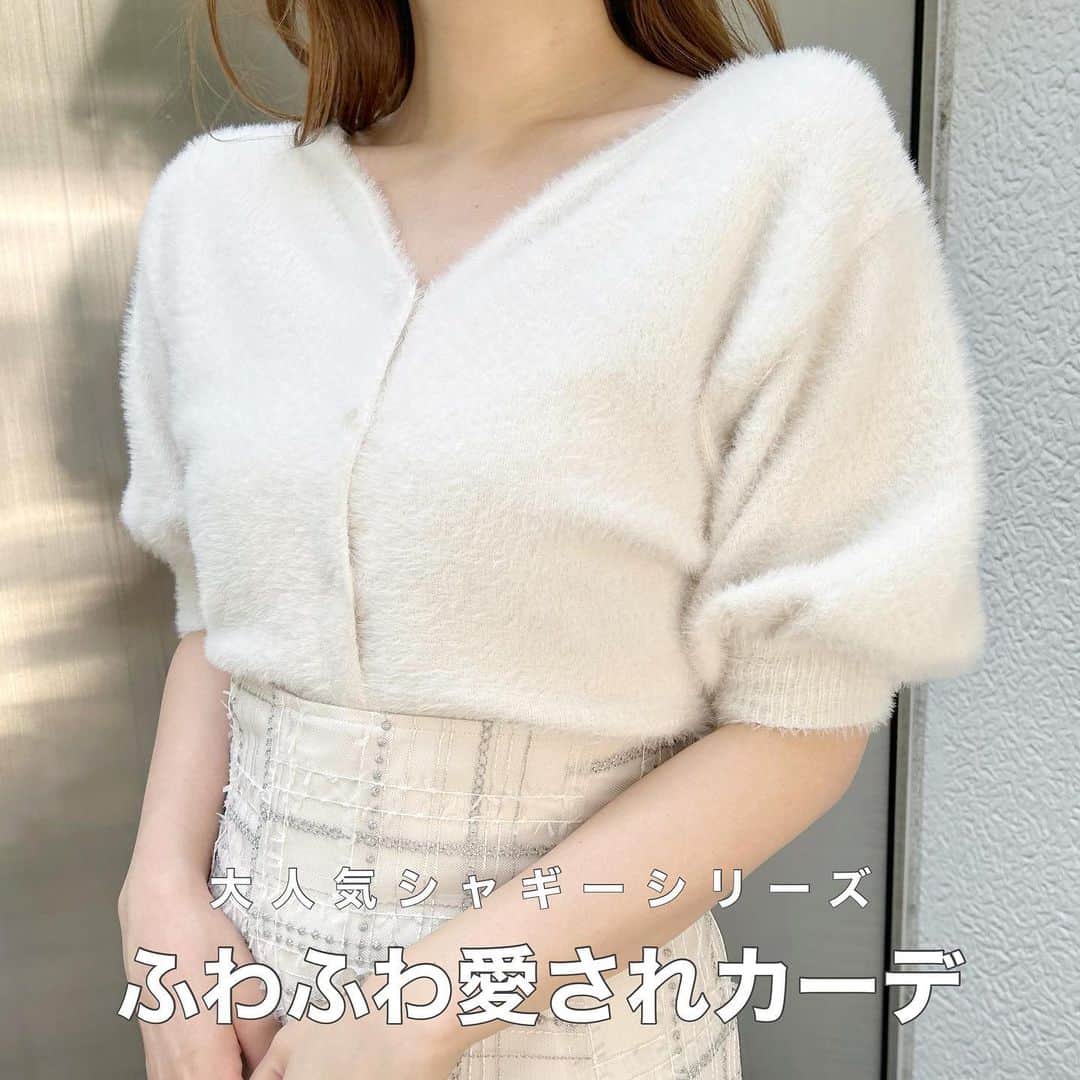MERCURYDUOのインスタグラム：「《NEWARRIVAL》  ／ 　大人気シャギーシリーズ 　第一弾入荷！  　前後2wayで着用出来る、 　ふわふわ愛されシャギーカーデ ＼  #2wayキーネックミニシャギーコンパクトカーディガン color:ivory/lightgray/pink/orange/lavender/brown size:F  アイテム詳細は  @mercuryduo_stylingのTOP リンクからCHECK出来ます。  ＿＿＿＿＿＿＿＿＿＿＿＿＿＿＿＿＿＿＿＿＿＿＿＿＿＿  ⁡ @mercuryduo_com   #MERCURYDUO #公式通販RUNWAYchannel #マーキュリーデュオ  ＿＿＿＿＿＿＿＿＿＿＿＿＿＿＿＿＿＿＿＿＿＿＿＿＿＿ #カーディガン#カーディガンコーデ#ふわふわ#シャギーニット#シャギー#シャギーカーディガン#ショート丈#ロングスカートコーデ#きれいめコーデ#カラーニット#秋コーデ#推し活コーデ#大人可愛い#大人可愛いコーデ」