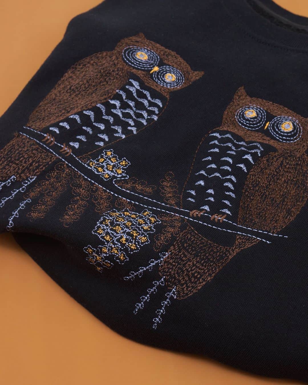 marbleSUD(マーブルシュッド) のインスタグラム：「大人気！"EMB OWL SWEAT S/S"の先行予約受付中🦉✨  木の上で向かい合う2羽のフクロウ。ホウホウと鳴く静かな話声が今にも聞こえてきそうな優しい世界感のトップス☺️ ゆったりとした半袖のスウェットはTシャツライクな着こなしはもちろん、秋には長袖との重ね着もおすすめです！  カラーバリエーションは全部で2色。昨年人気だった爽やかな"MINT"に加え、新色"BLACK"が登場しました✨ ぜひご覧ください！」