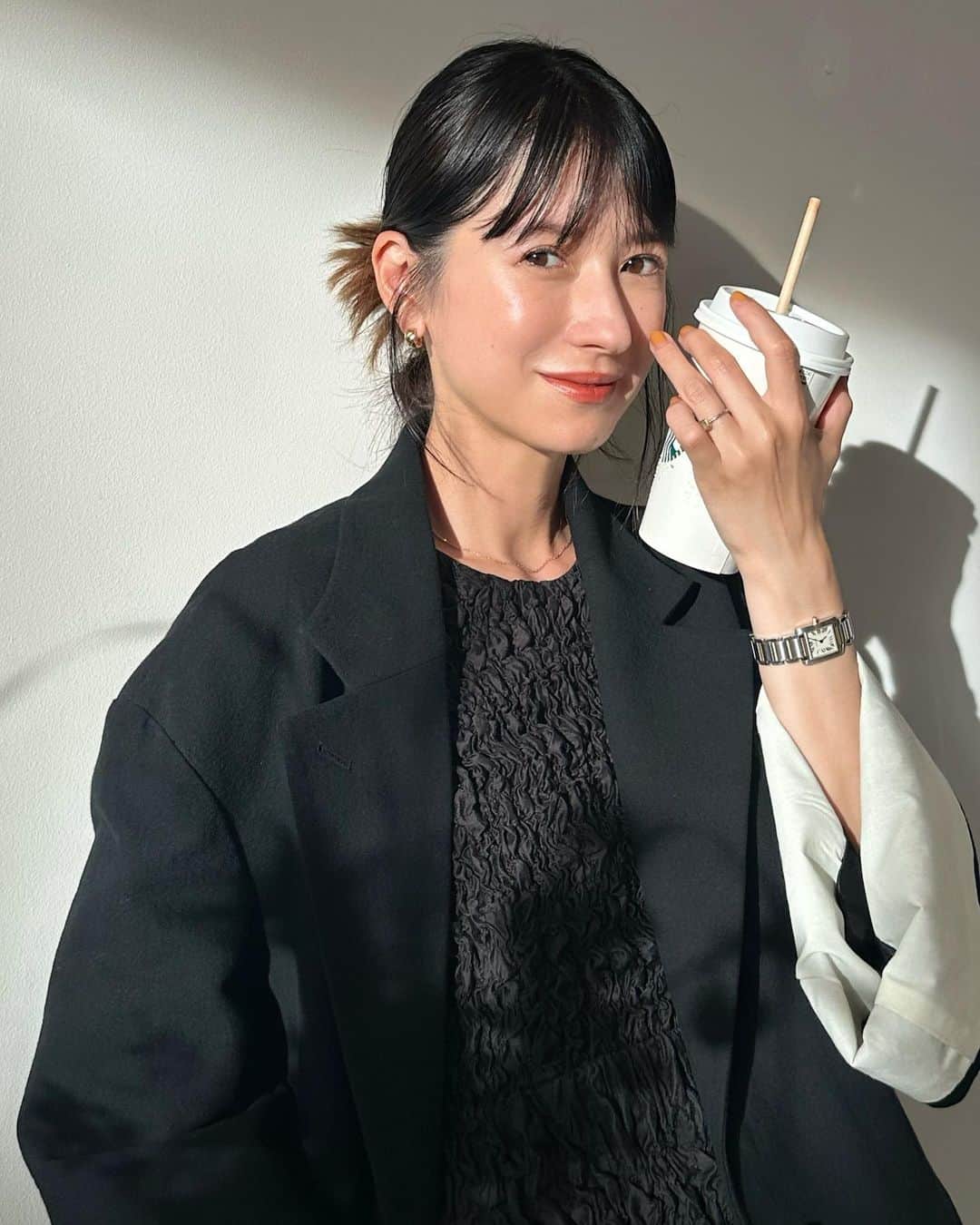 松本恵奈のインスタグラム：「今日もお疲れ様でしたっ♡ 来てくださった関係者の皆様もありがとうございました♡ みんな忙しくてなかなか会えなくても 仕事終わりにふらっと遊びに来てくれたりするので 展示会はすごく嬉しい日でもある♡ （もちろんお仕事してますよっ💪🏻笑）  最近、コーディネートばかりだったので 何となく展示会終わりに撮ってもらいました◯ お花の影が綺麗です。  さて、子供達が塾から帰ってくる前に 今から急いでスーパー行ってきます。笑 晩御飯は豆腐ハンバーグにしようかな🤔♡  #お疲れ様でした #clane #24ss #展示会」