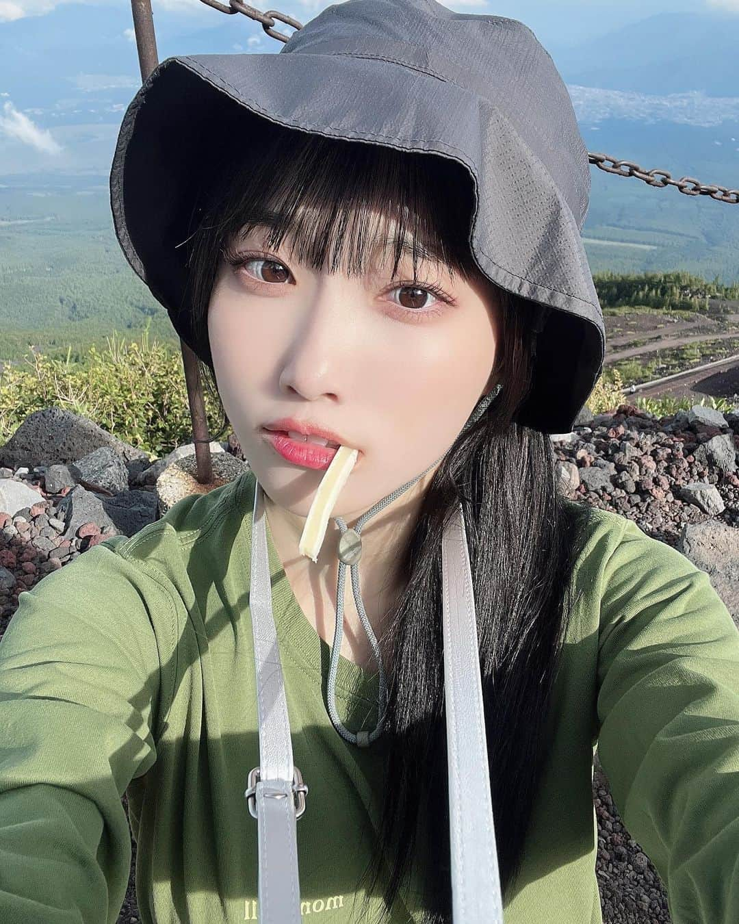 岸みゆさんのインスタグラム写真 - (岸みゆInstagram)「富士山 標高3776.12 m 登頂成功🗻🌟 24時間生中継ありがとう㊗️ (28時間してました(笑))  3日前にサプライズで知らされた時は不安だし怖い気持ちでいっぱいでした。  いざ登ってる時も身体も心も何回も折れそうになったけど、｢5人で成し遂げる姿を見てもらうんだ！｣って強い想いで無我夢中に登り続けたし、下山したよ！  辛い時はメンバーの顔を見たり、声掛けあったり、円陣したり、手を取り合ったり、みんなで助け合って、心強いメンバーだなって再確認した🥲♡  #ババババンビ この5人は性格も個性も得意なことも不得意なこともバラバラで、1人だと足りないところだってあるけどみんながそろうと強くなれるんだ！いつもそうやって補い合って1つなんです♡みんなっていうのはメンバーだけじゃなくて、応援してくれている1人1人含めて1つってことね♡  岸みゆ多分、生中継見てくれる人もいなくてみんなの応援コメントも無かったら8合目の小屋に辿り着く前に脱落してたと思う😭みんなの応援パワーに何度も助けられました。岸みゆ辛そうな時、スタッフさんがコメント見れるケータイ渡してくださってたんだけど｢はい、栄養だよ｣って渡してくださるようになったもん🤣  24時間どころか28時間くらい？バンビ達にたくさんのパワーをくれてありがとうございました！これは応援してくださるみんなも一緒だったから成し遂げられた記念日です🏅  マネージャーさんスタッフさんガイドさん記者さん方 #ババババンビ のために登頂から下山まで、本当にありがとうございました！これからの活動でお返しできるよう頑張ります！ みなさんさん、頂上でしていただいた記者会見の記事が続々出ているのでストーリーから見てくれたら嬉しいです💭  メジャーデビューシングル｢ゲイシャフジヤマ｣ヒット祈願が叶いますように！！！ 初リリイベで初握手したりみんなに会えるのも楽しみ🫶🏻  3/14武道館もこうやってみんなで一緒に向かいたい！！！ 向かう途中も一緒に歩んで、1歩1歩一緒に色んなことを乗り越えて、辿り着いたら富士山頂上より最高の景色みんなで見るんだ〜！！！💐  私達の想いが迷っていた人とか、初めて見てくれた人にも届いていますように🍀  岸みゆ#ババババンビ に出会う前のこと、色々な事情で苦しくて引きこもるようになってお外に1歩も出られない時期があったの。  そんな #ババババンビ 1小さい岸みゆが日本1高い富士山のてっぺんまで辿り着けたんだよ🗻  あの頃もみんなに出会っていたかったなって思うくらいみんなが岸みゆのことを変えてくれてるって思ってる。今もその最中なのかもなあ💭いつもありがとう♡  何かの1歩を踏み出すきっかけになれていたたらいいな。 誰かの心を動かせていたらいいな。 明日も頑張ろうとかそれだけでもいいね☺️♡  そんな岸みゆは2024.3.14 武道館へ向かいます。 人生は変えられるってあの頃自分に教えてあげたいんだ。 そして今度は岸みゆがみんなの光になりたいんだ。  たまたまこの投稿を見た人も武道館に足を運んでくれるような、あと少しの勇気を岸みゆが届けられていたら嬉しいです！  最速先行チケット明日まで🚨 まだ間に合うよ！ r-t.jp/budokan314  最後まで読んでくれてありがとう！ お写真も最後まで見てくれた？😏😏 富士山でもラーメンとコーラは欠かせませんね🍜🥤  #バンビフジヤマ24  #ババババンビ #ゲイシャフジヤマ」8月30日 18時16分 - miyu_kishi0213